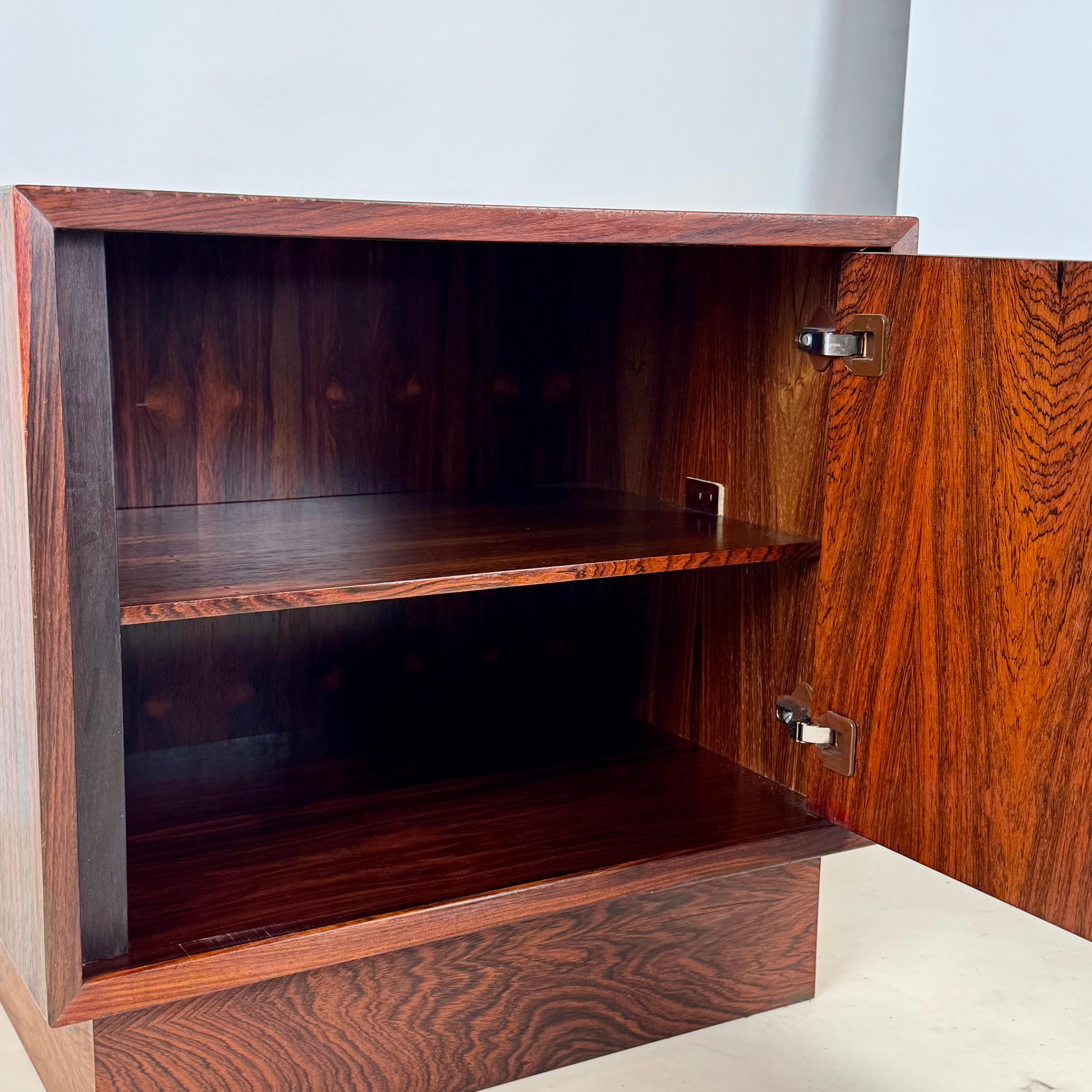 Table de nuit ou petit meuble en palissandre minimaliste en vente 3