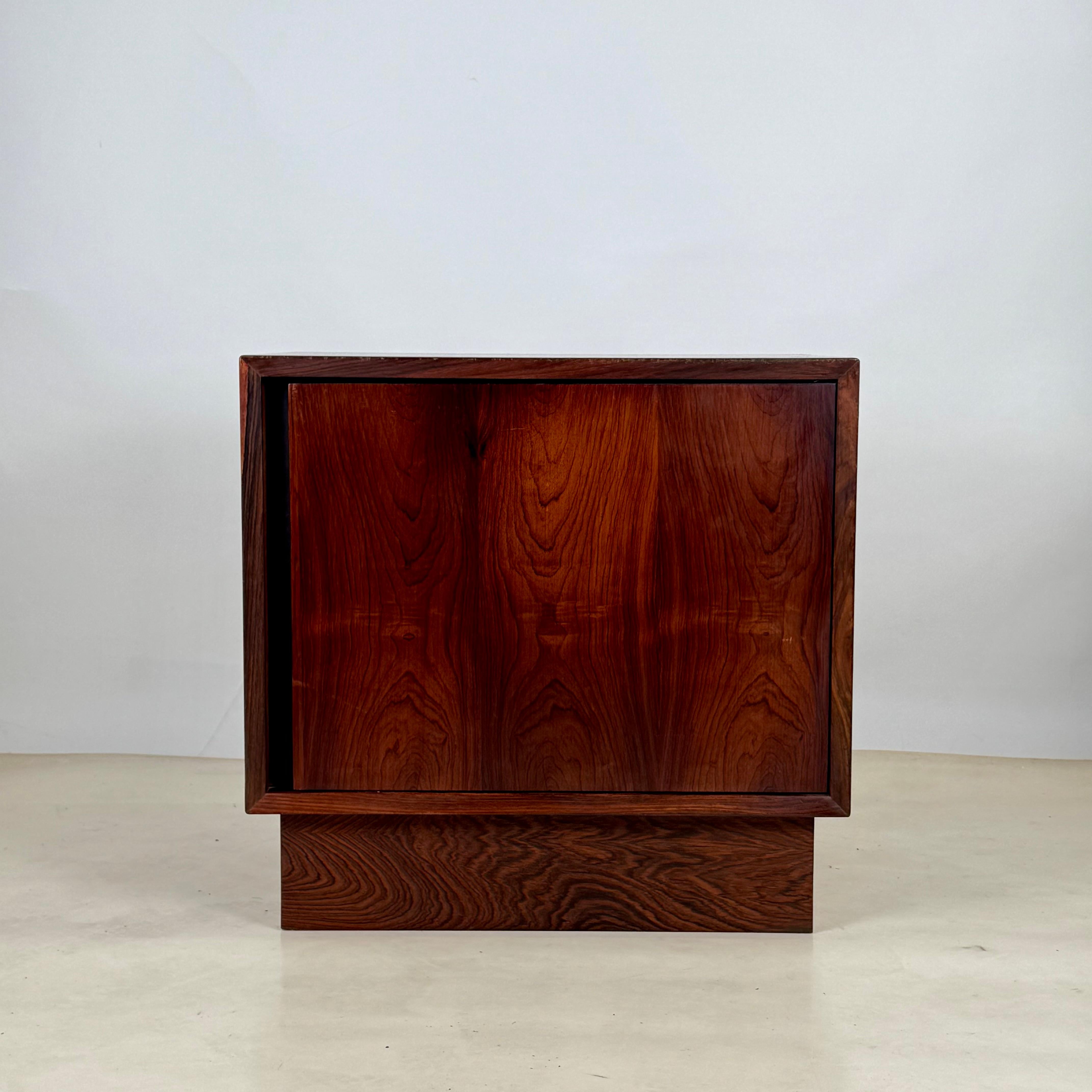 Table de nuit ou petit meuble en palissandre minimaliste en vente 4