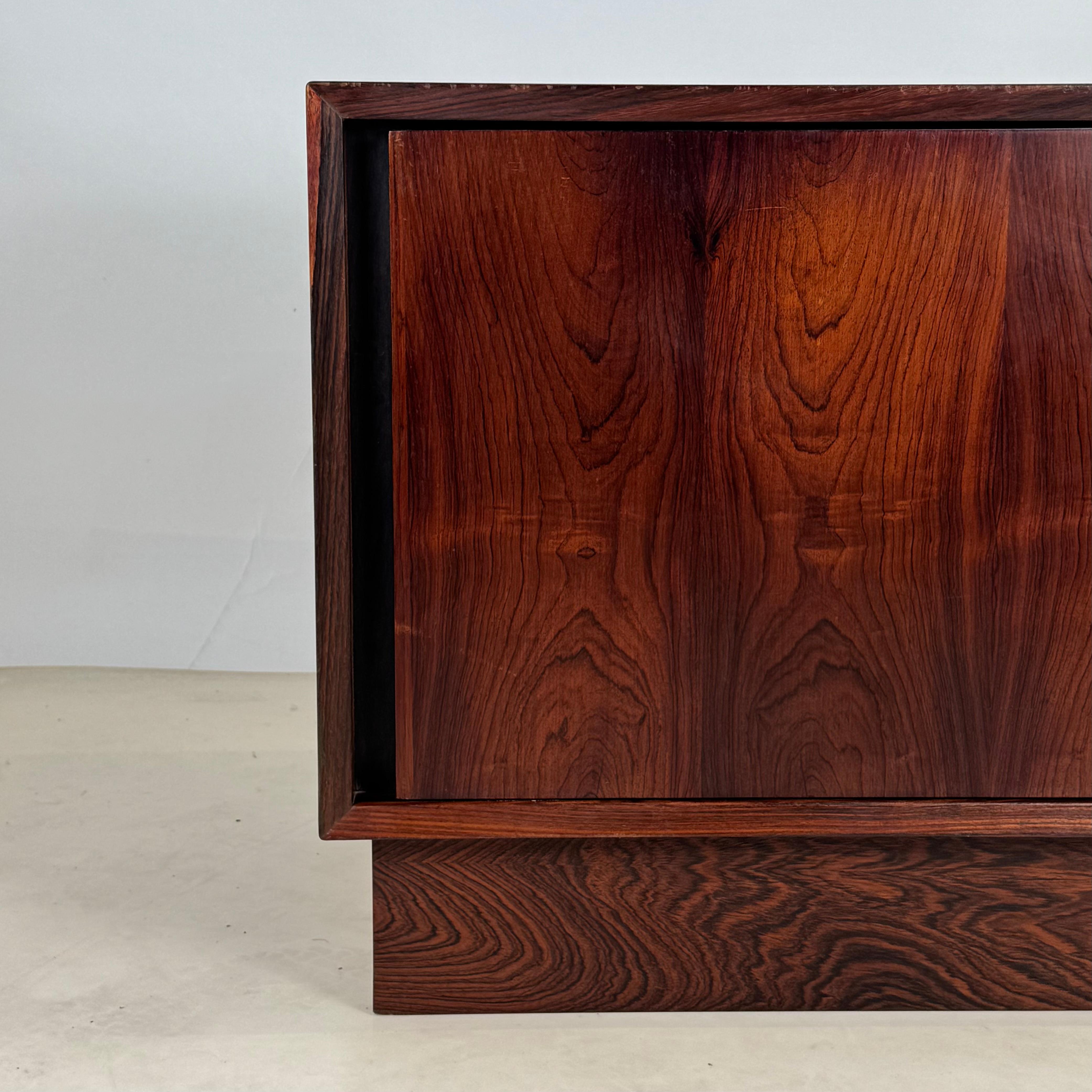 Danois Table de nuit ou petit meuble en palissandre minimaliste en vente