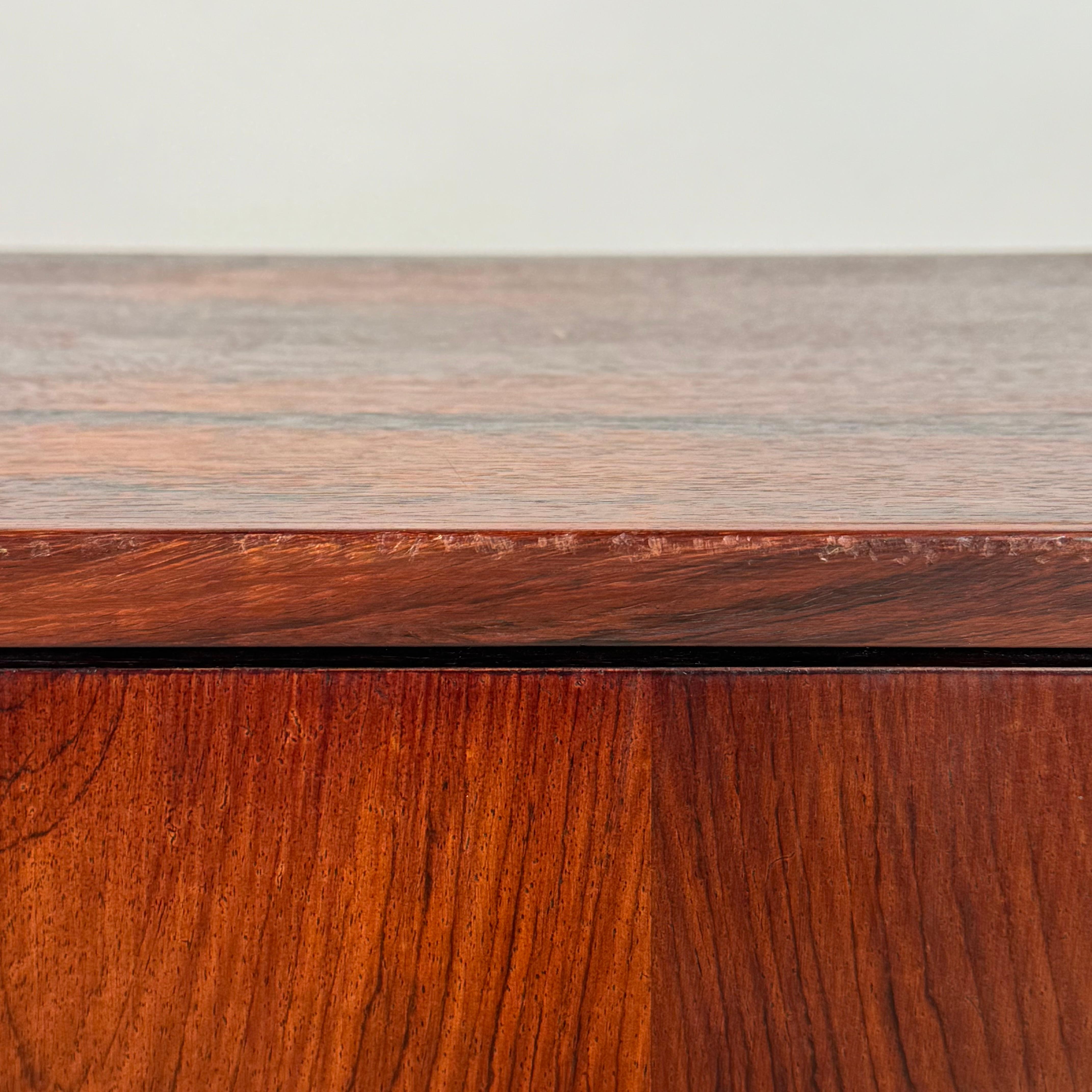 Table de nuit ou petit meuble en palissandre minimaliste Excellent état - En vente à Los Angeles, CA