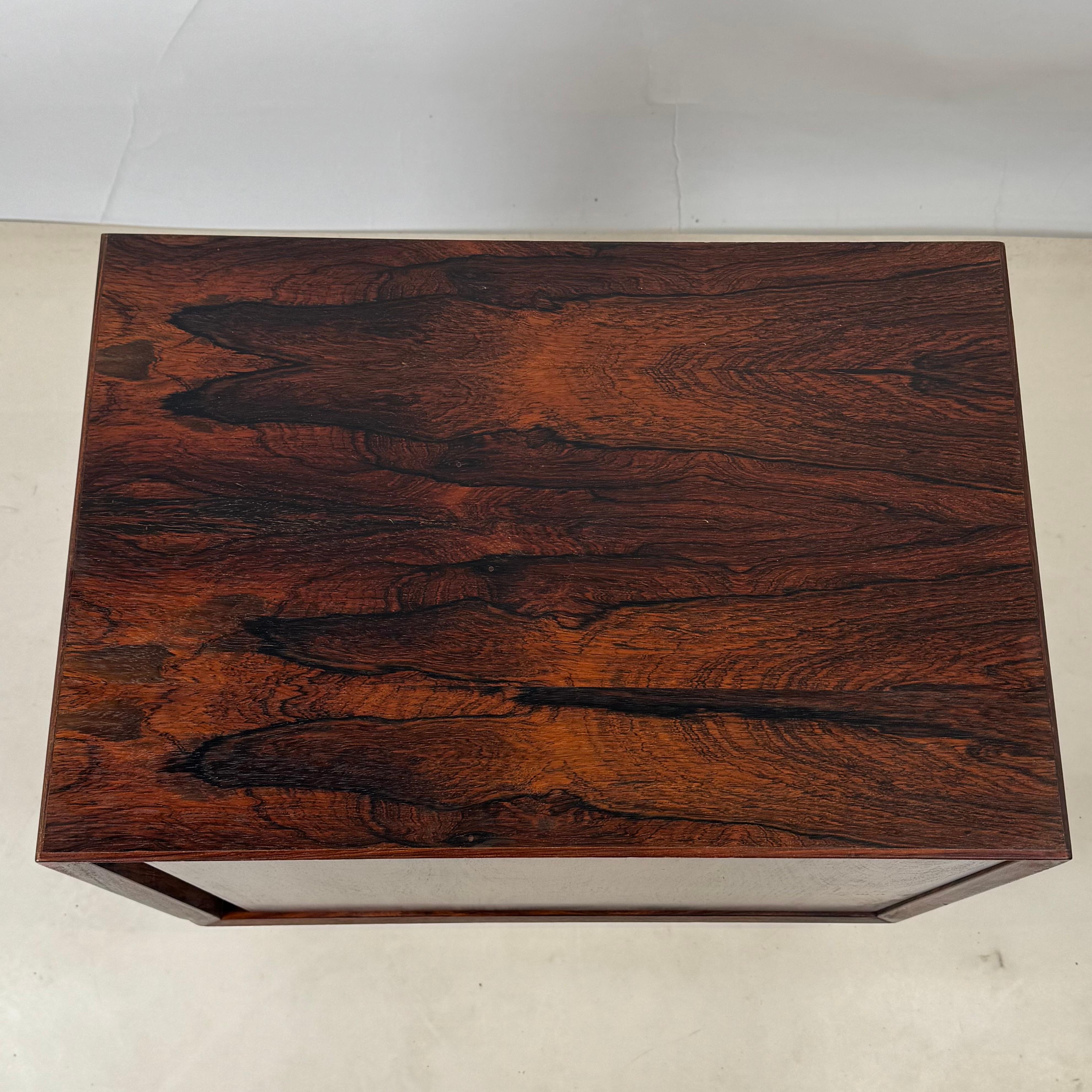 20ième siècle Table de nuit ou petit meuble en palissandre minimaliste en vente