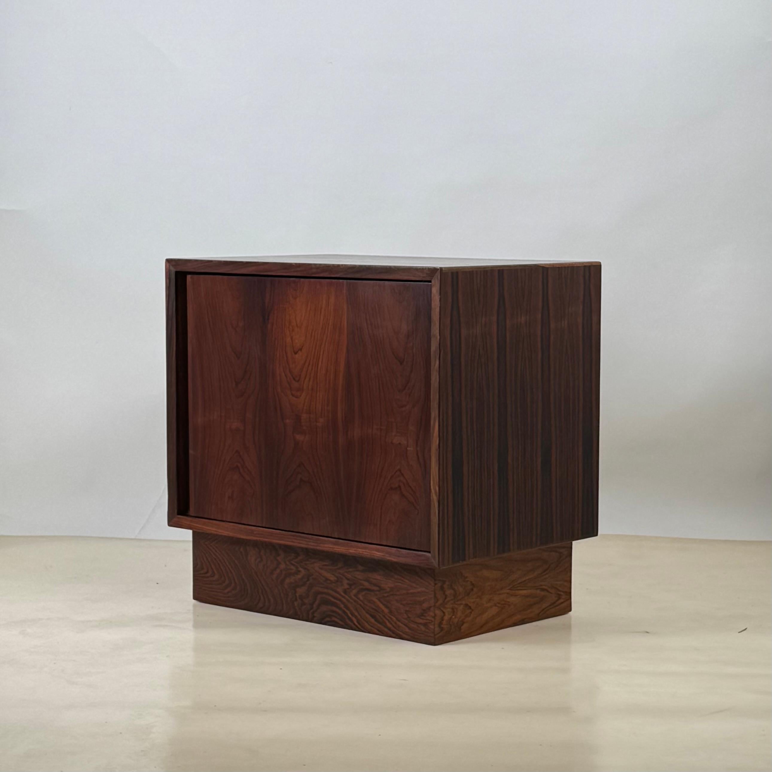 Bois de rose Table de nuit ou petit meuble en palissandre minimaliste en vente