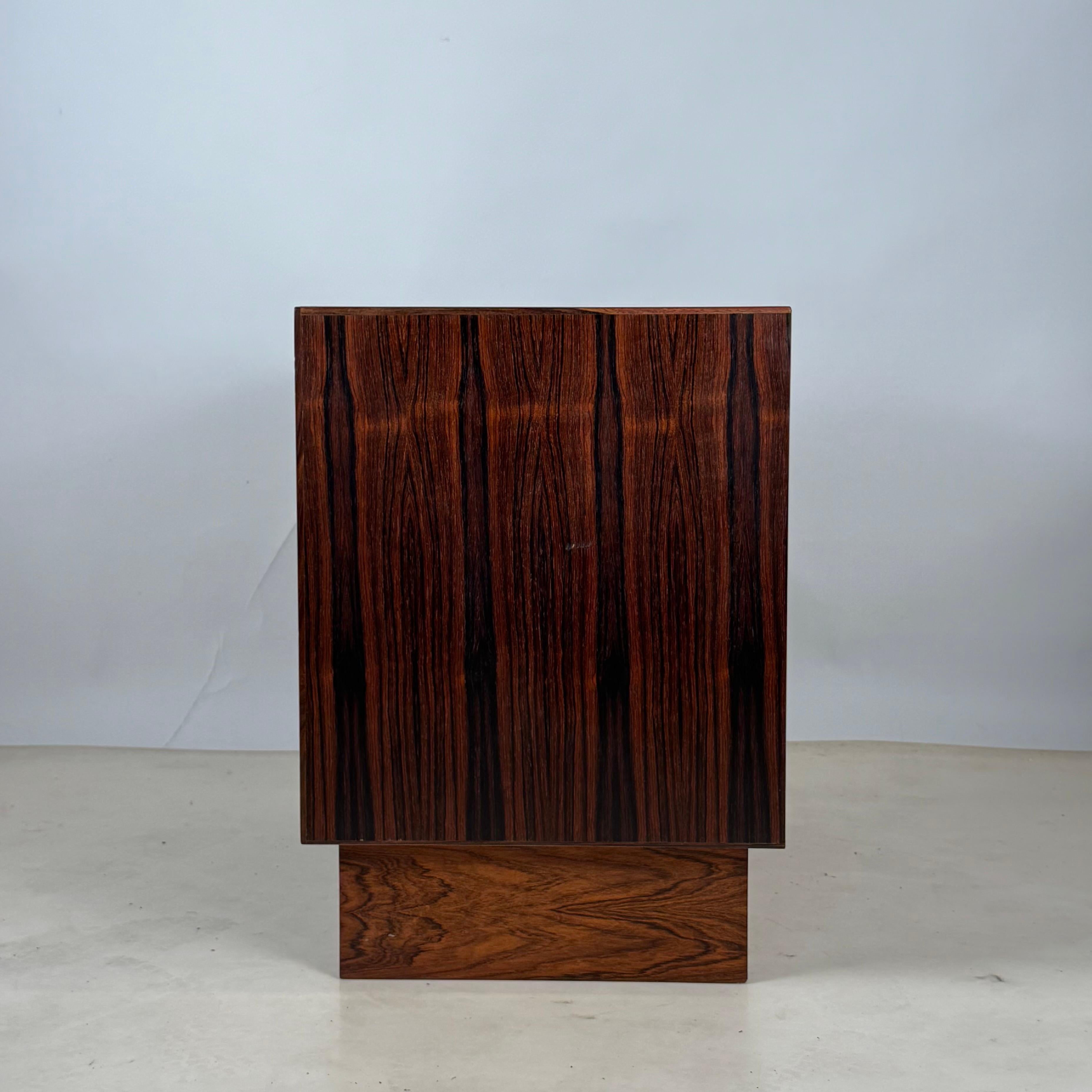 Table de nuit ou petit meuble en palissandre minimaliste en vente 1