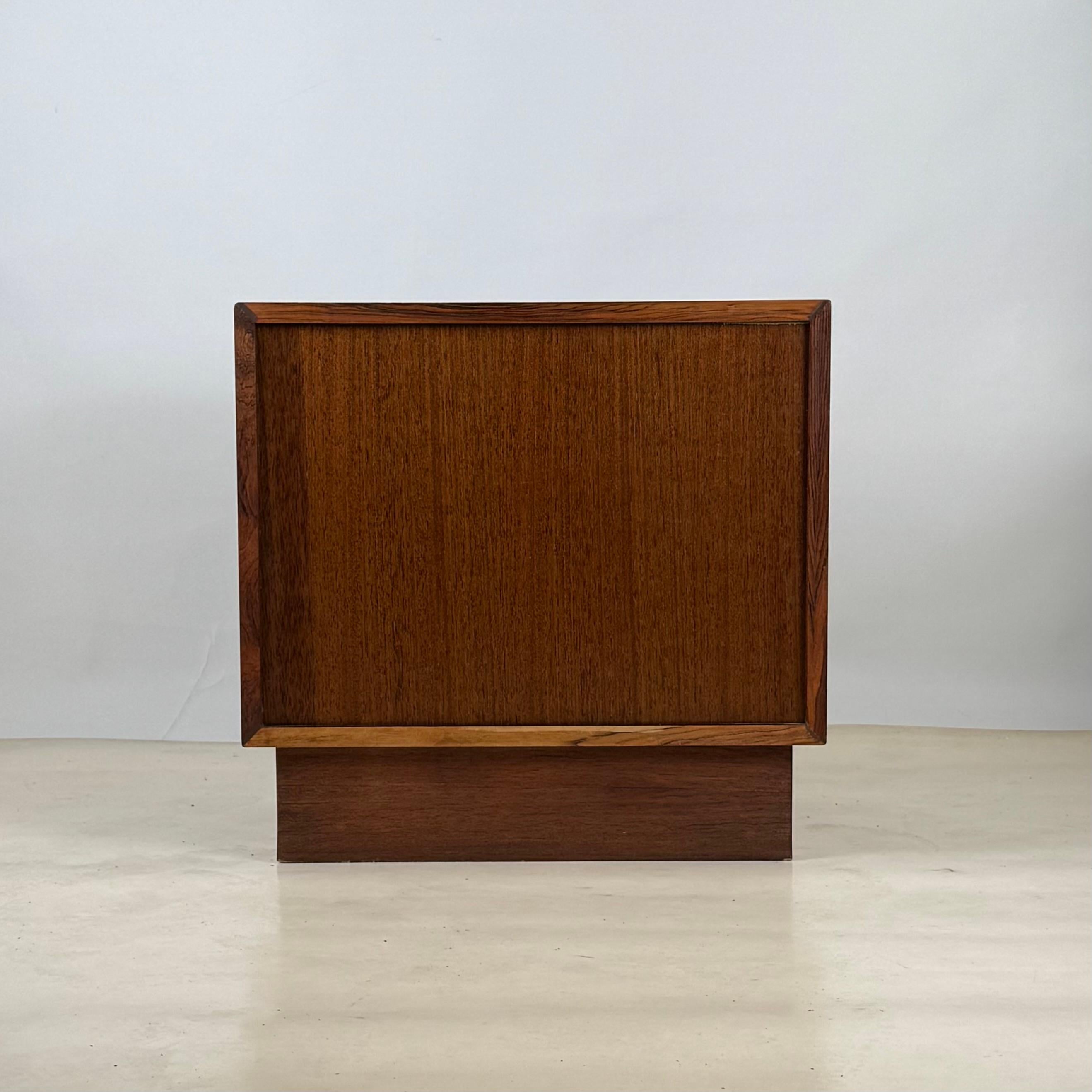 Table de nuit ou petit meuble en palissandre minimaliste en vente 2