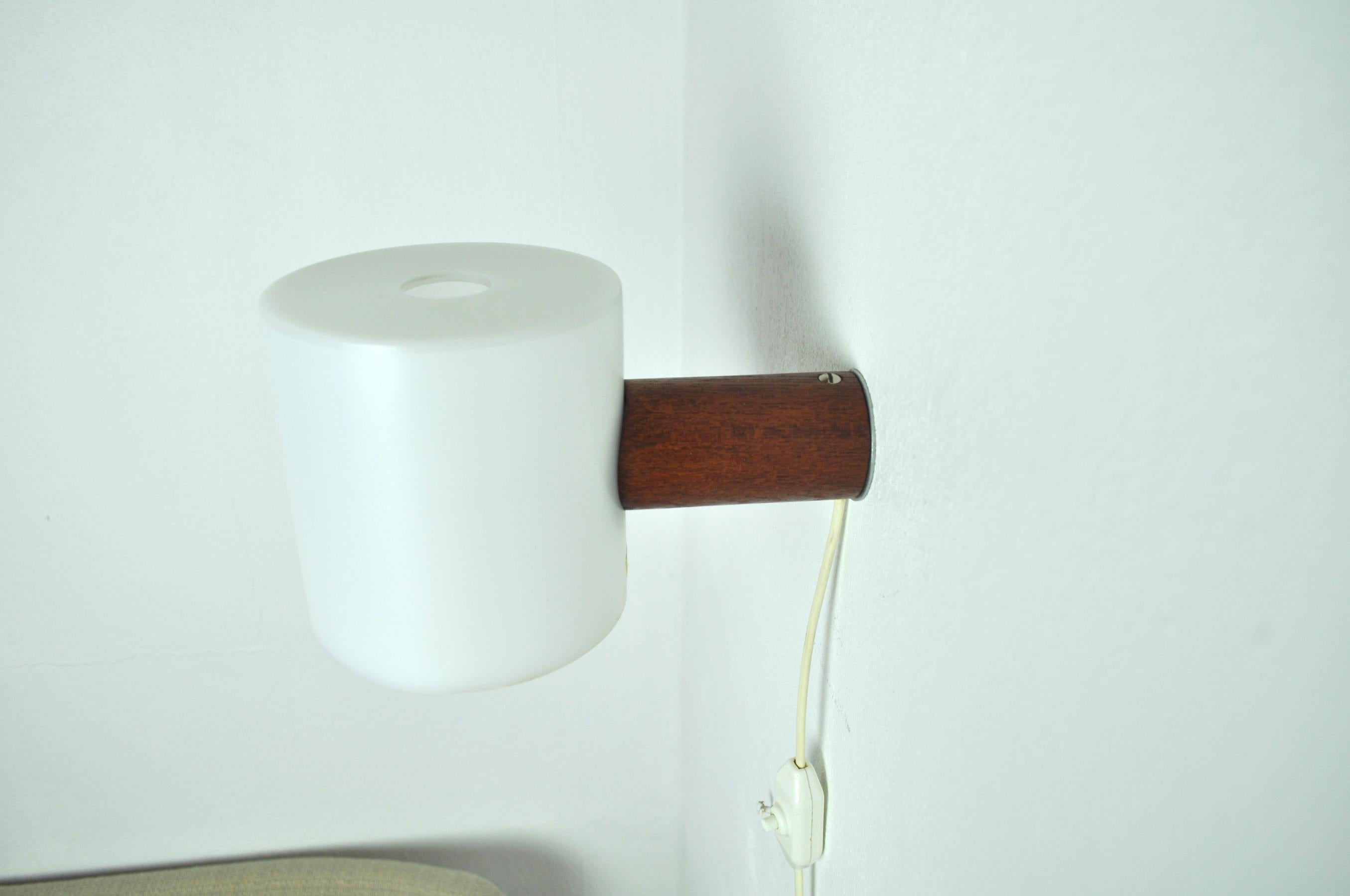 Scandinavian Modern Minimalistic Swedish Wall Lamp Designed by Uno & Östen Kristiansson, 1960s For Sale