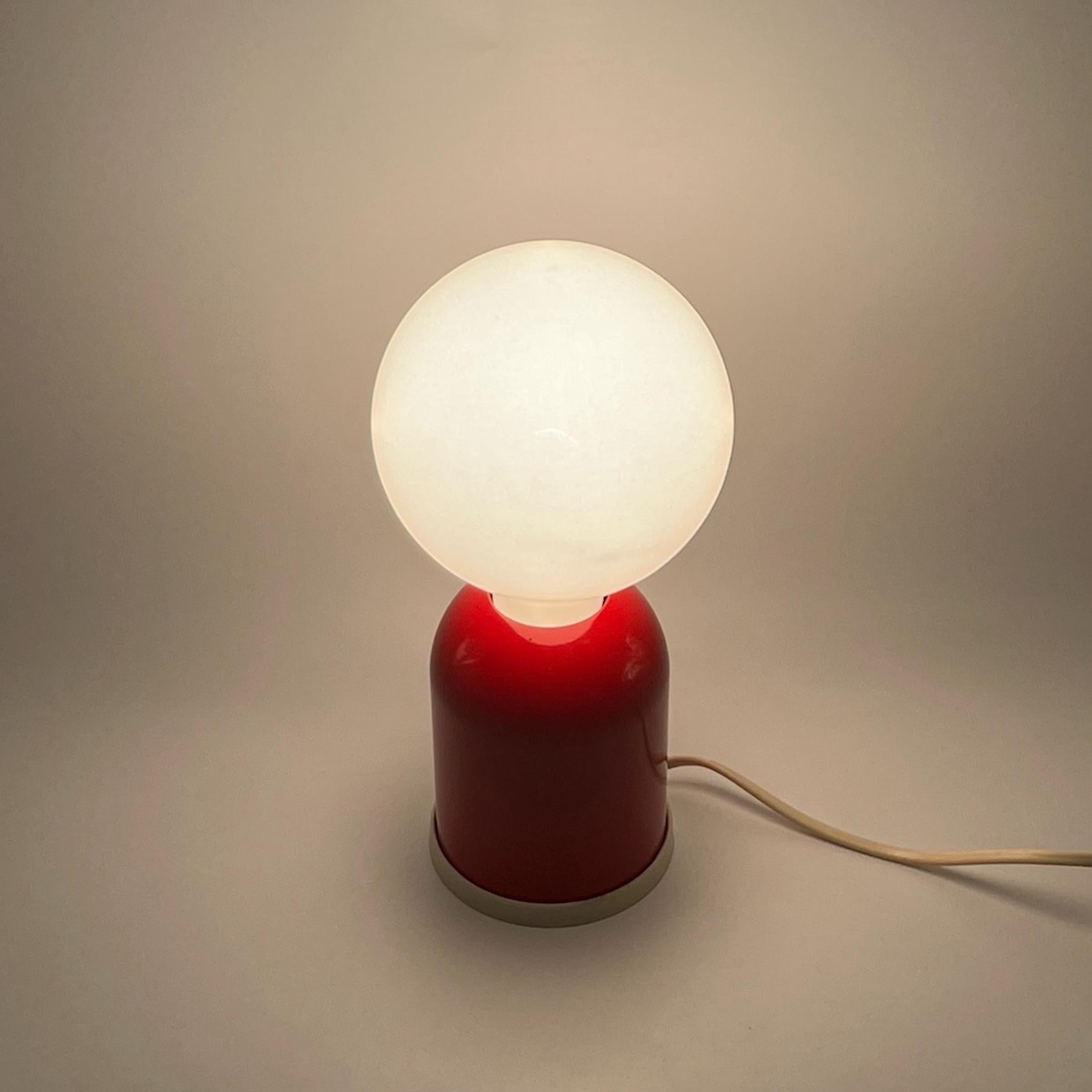 Minimalistic Table Lamp in Lacquered Red Metal by Targetti Sankey, 1980s For Sale 5
