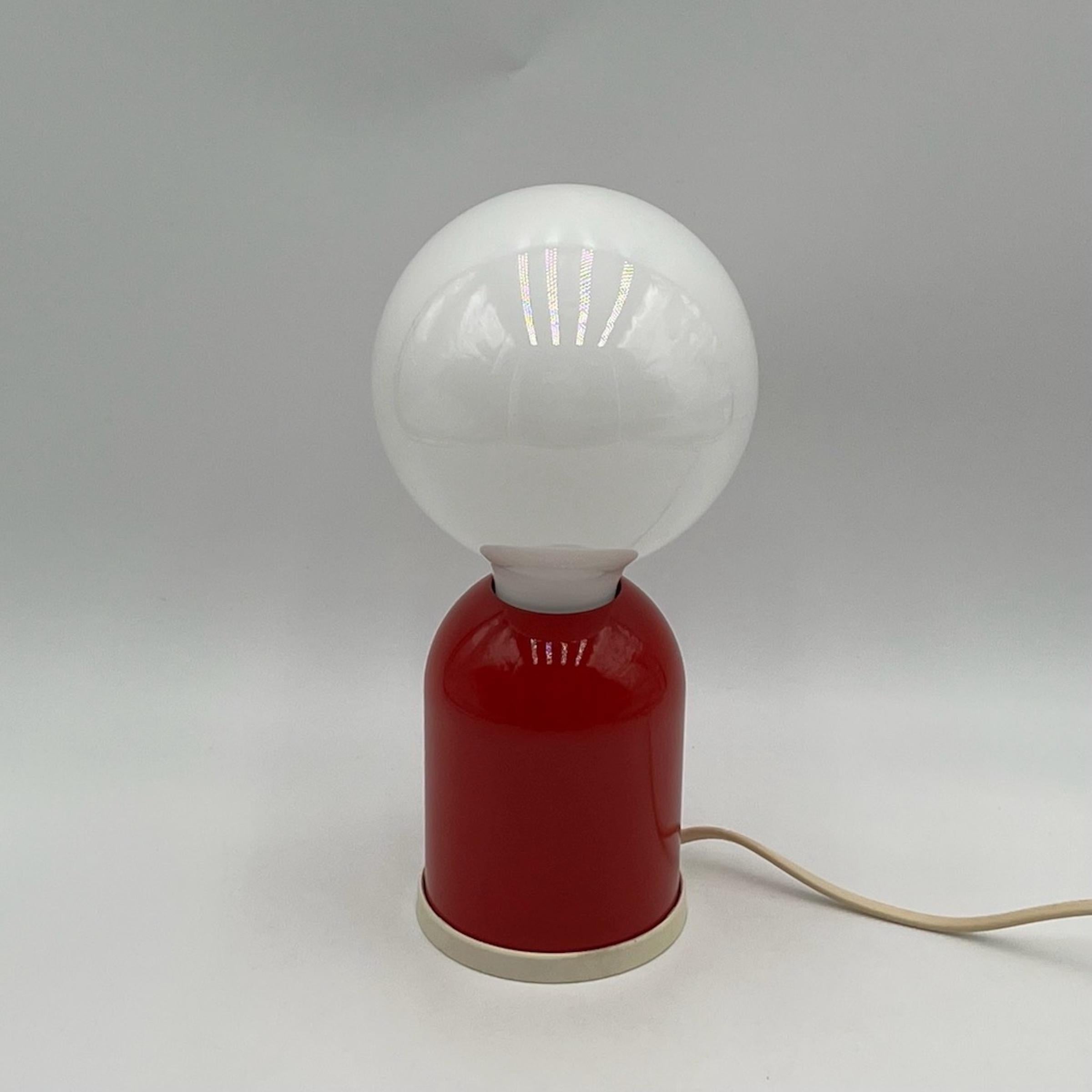 Italian Minimalistic Table Lamp in Lacquered Red Metal by Targetti Sankey, 1980s For Sale