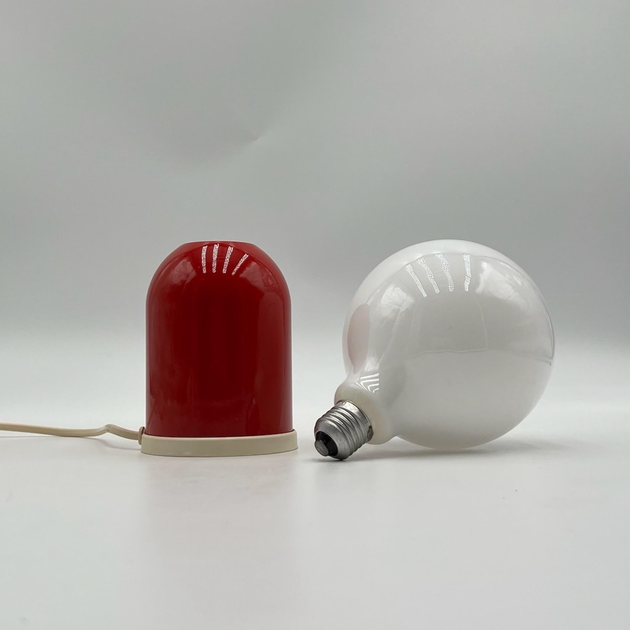 Minimalistic Table Lamp in Lacquered Red Metal by Targetti Sankey, 1980s For Sale 1