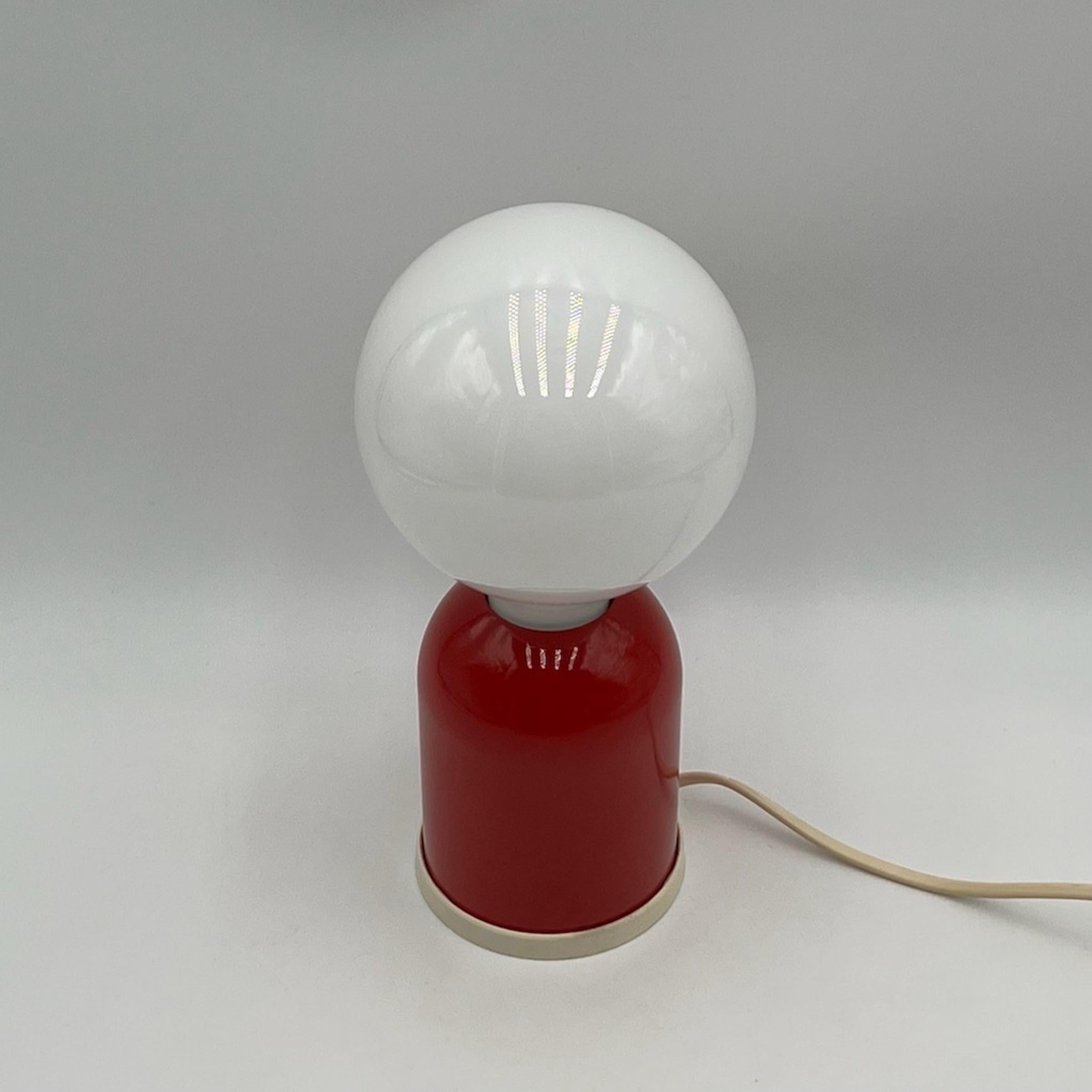 Minimalistic Table Lamp in Lacquered Red Metal by Targetti Sankey, 1980s For Sale 2