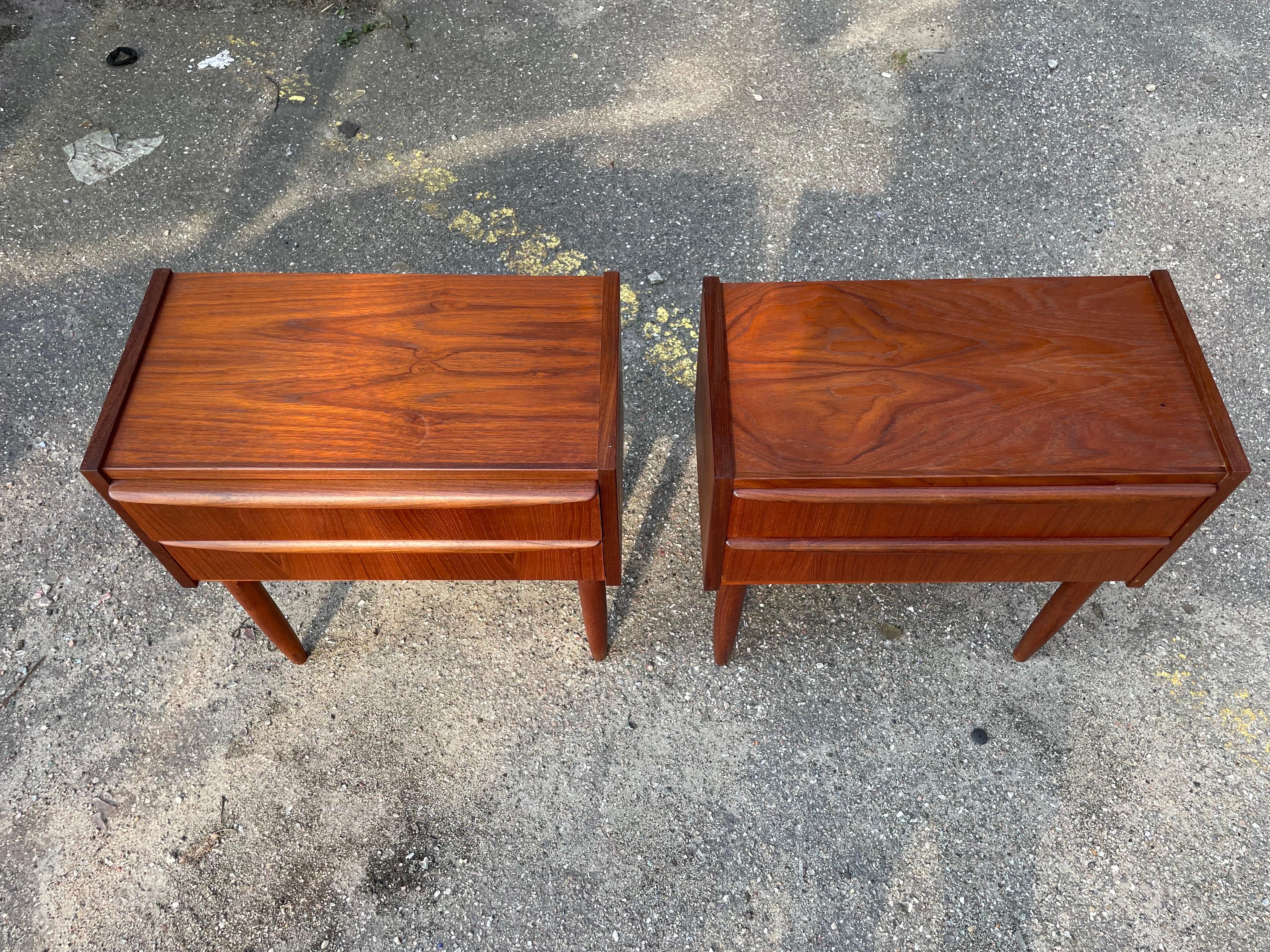 Minimalistic vintage 1960´s Danish mid century teak nightstands In Good Condition For Sale In Copenhagen, DK