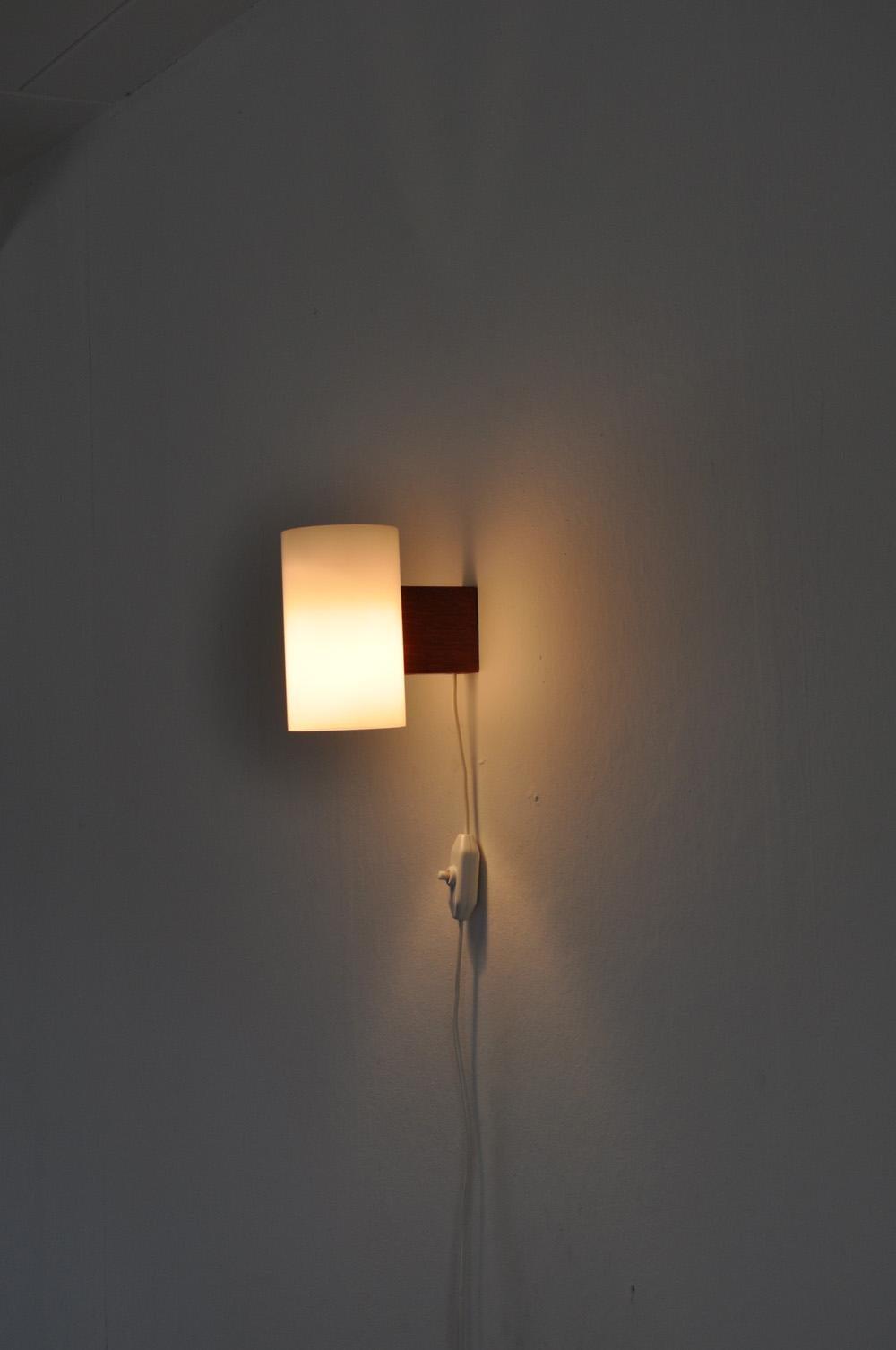 Plastic Minimalistic Wall Lamp Designed by Uno & Östen Kristiansson, 1960s For Sale