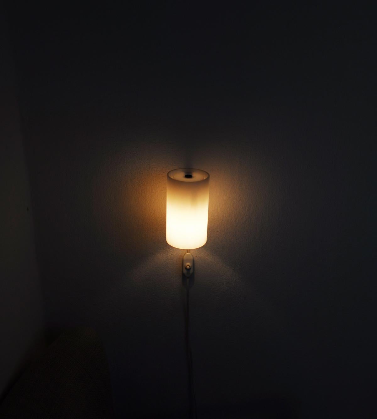 Minimalistic Wall Lamp Designed by Uno & Östen Kristiansson, 1960s In Good Condition For Sale In Vordingborg, DK