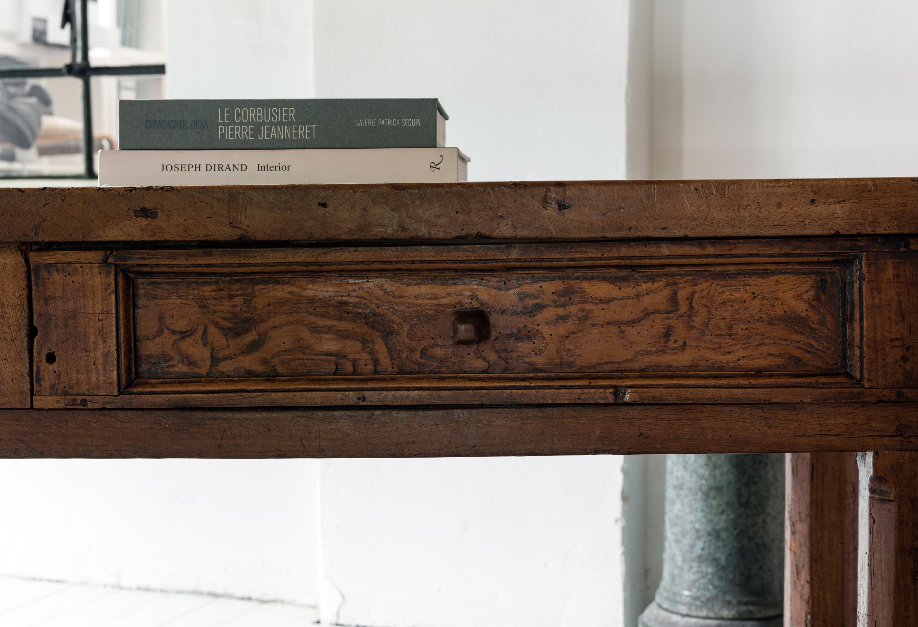 Minimalistic Walnut 17th century table from the Château de Montredon For Sale 4