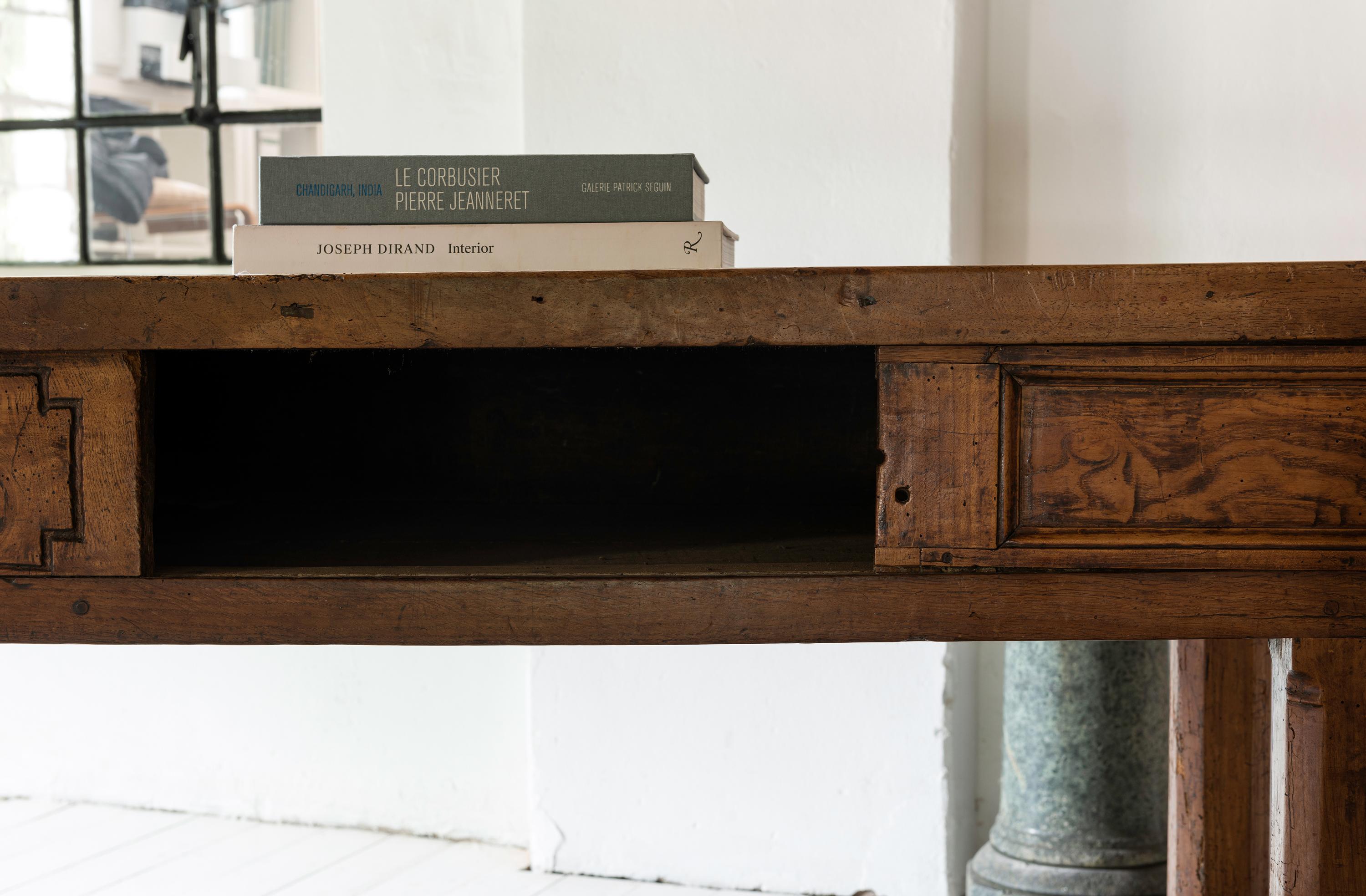 Minimalistic Walnut 17th century table from the Château de Montredon For Sale 5