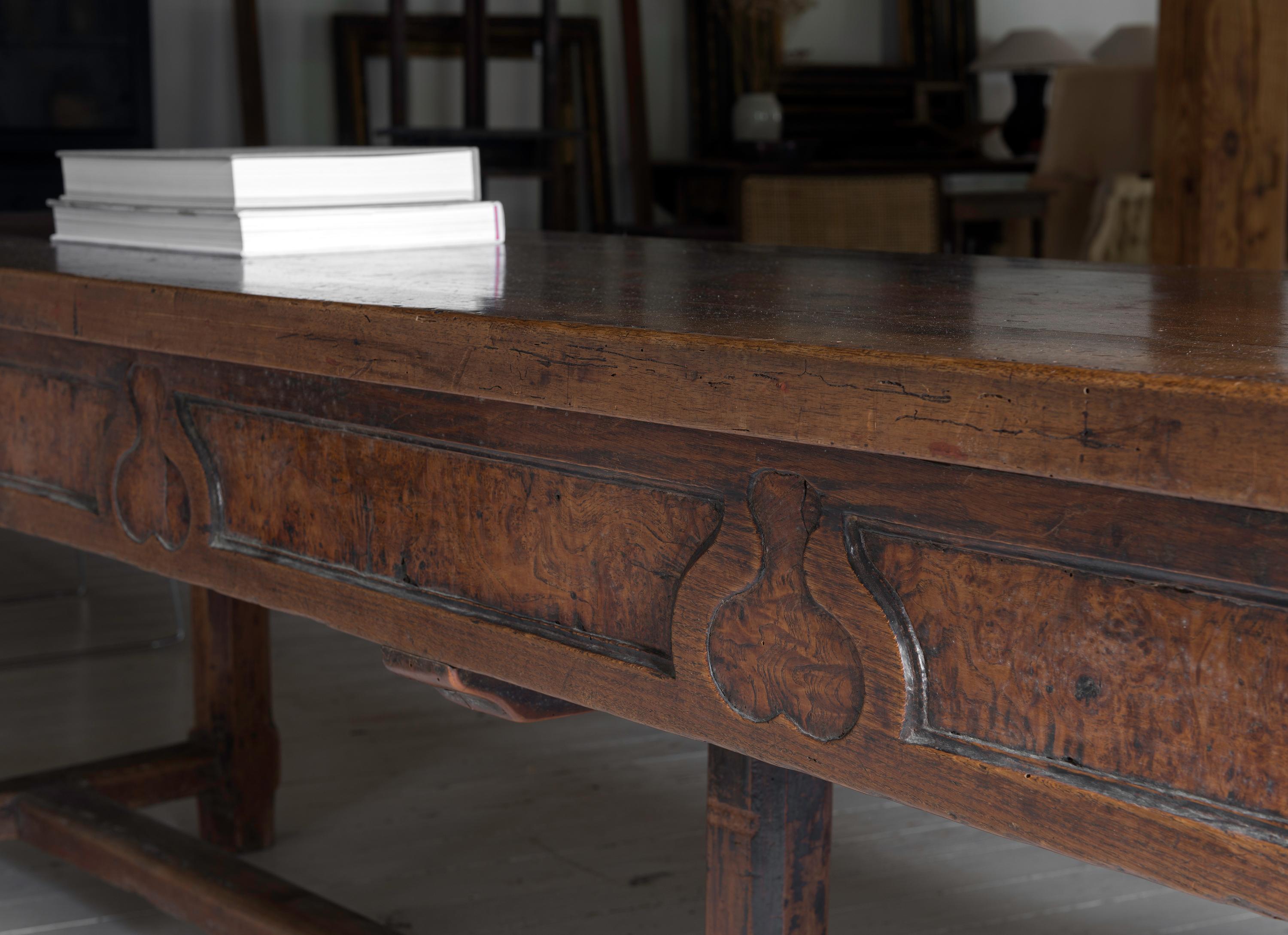 Minimalistic Walnut 17th century table from the Château de Montredon For Sale 8