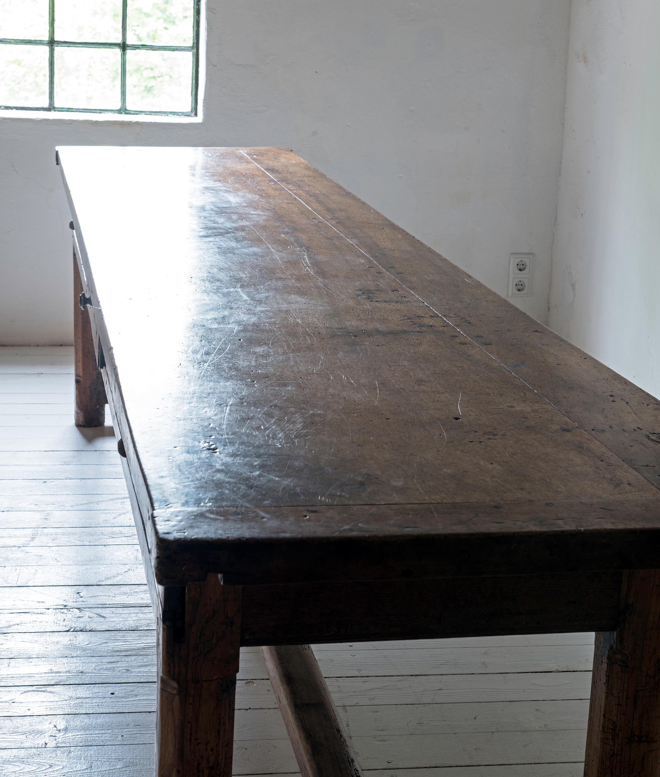 Minimalistic Walnut 17th century table from the Château de Montredon In Good Condition For Sale In Jesteburg, DE