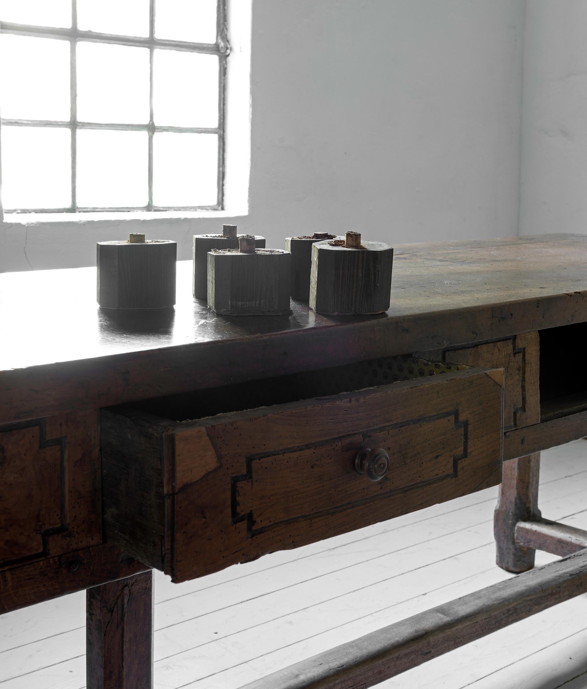 Minimalistic Walnut 17th century table from the Château de Montredon For Sale 3