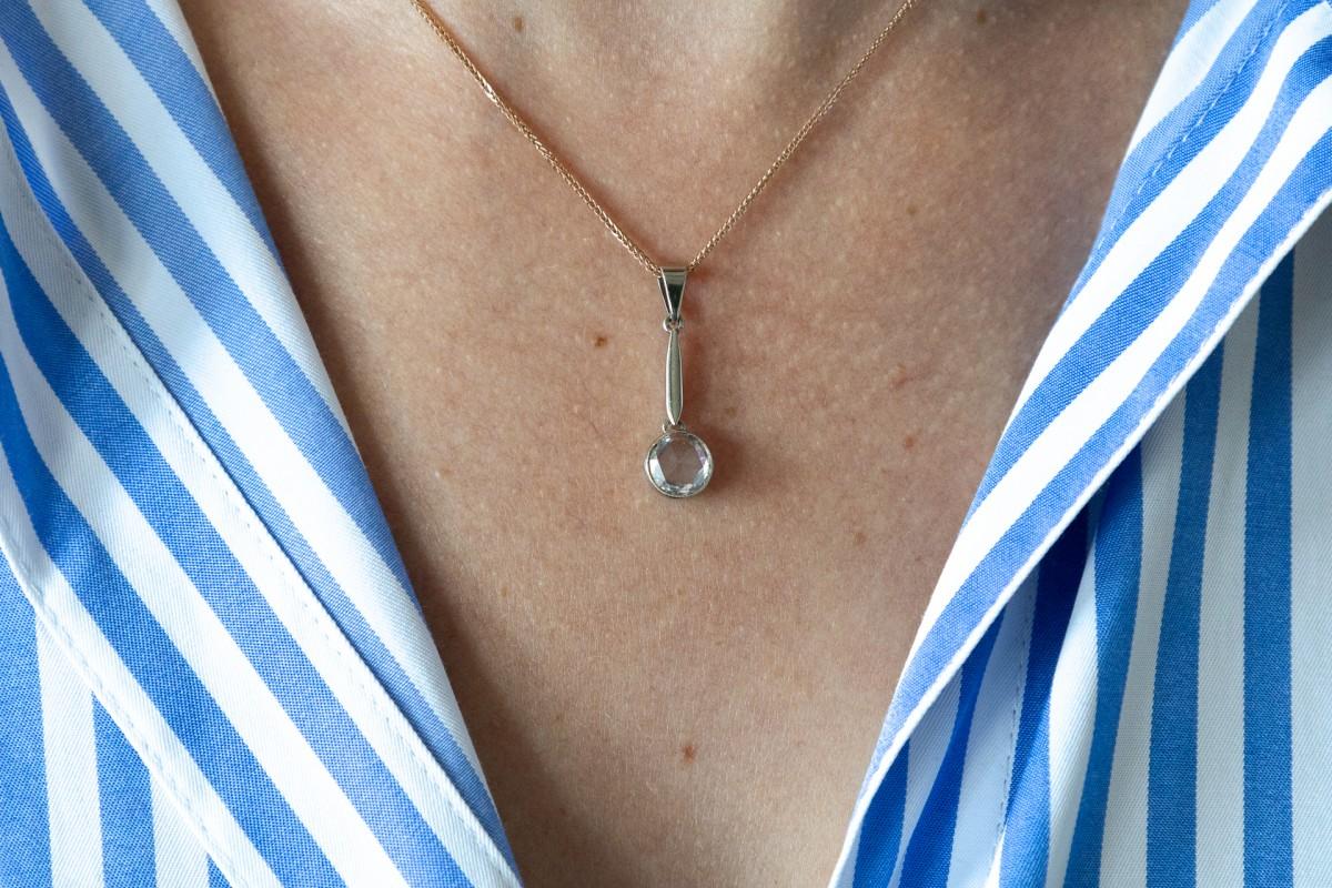 Minimalistischer Anhänger mit einem Diamanten im Rosenschliff.

Hergestellt aus 0,580-600er Weißgold.

Beeindruckender Diamant im Rosenschliff mit einem Gewicht von 0,60ct (Farbe G und Reinheit SI1).

Länge: 27 mm.

Sehr guter Zustand, keine