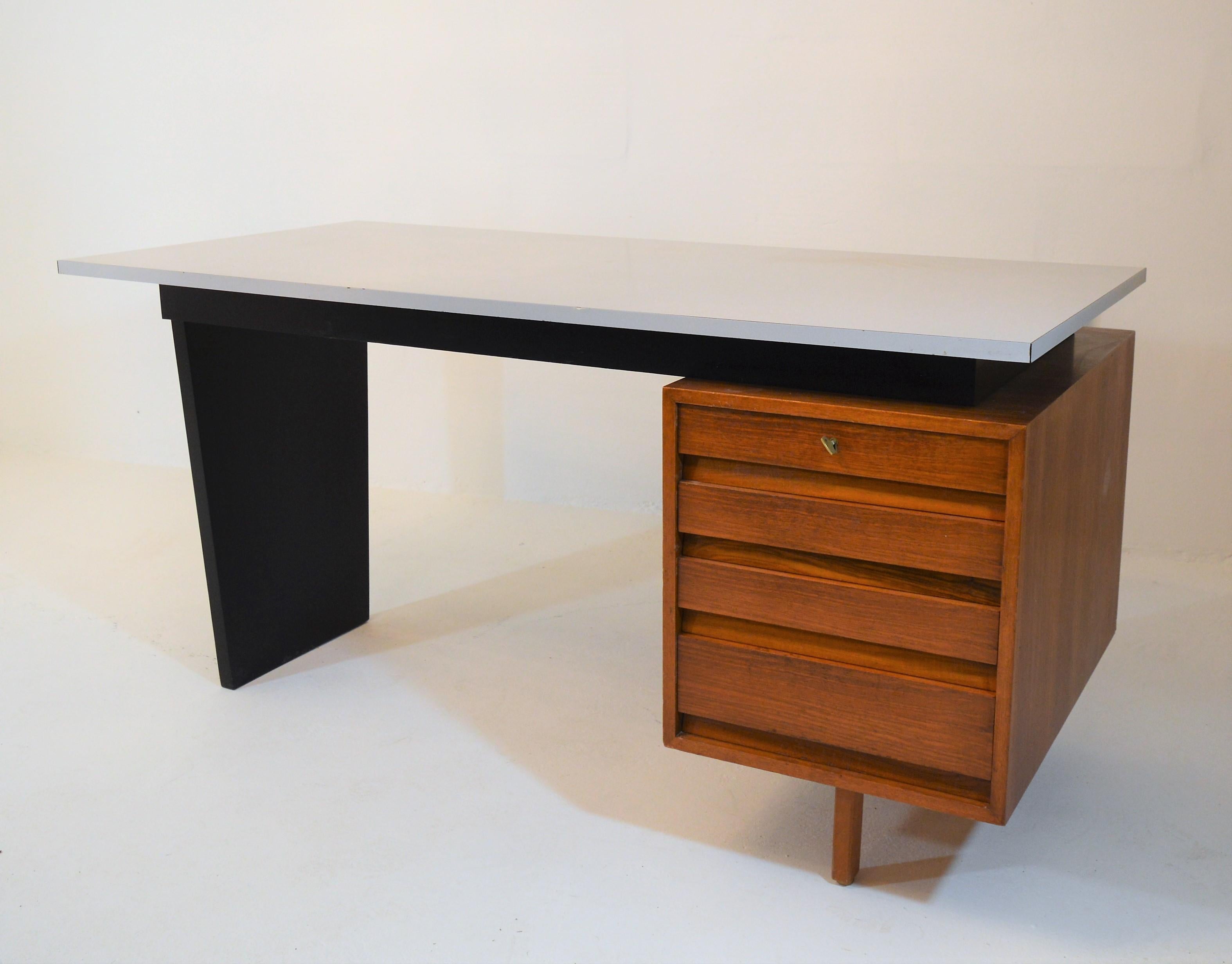 Beautiful small desk by Belgium designer Jos De Mey. The desk was designed and made during the 1950s. It is signed with the a stamp. On this stamp you will find the handwritten name of the employee that worked on this desk and a number . Very good