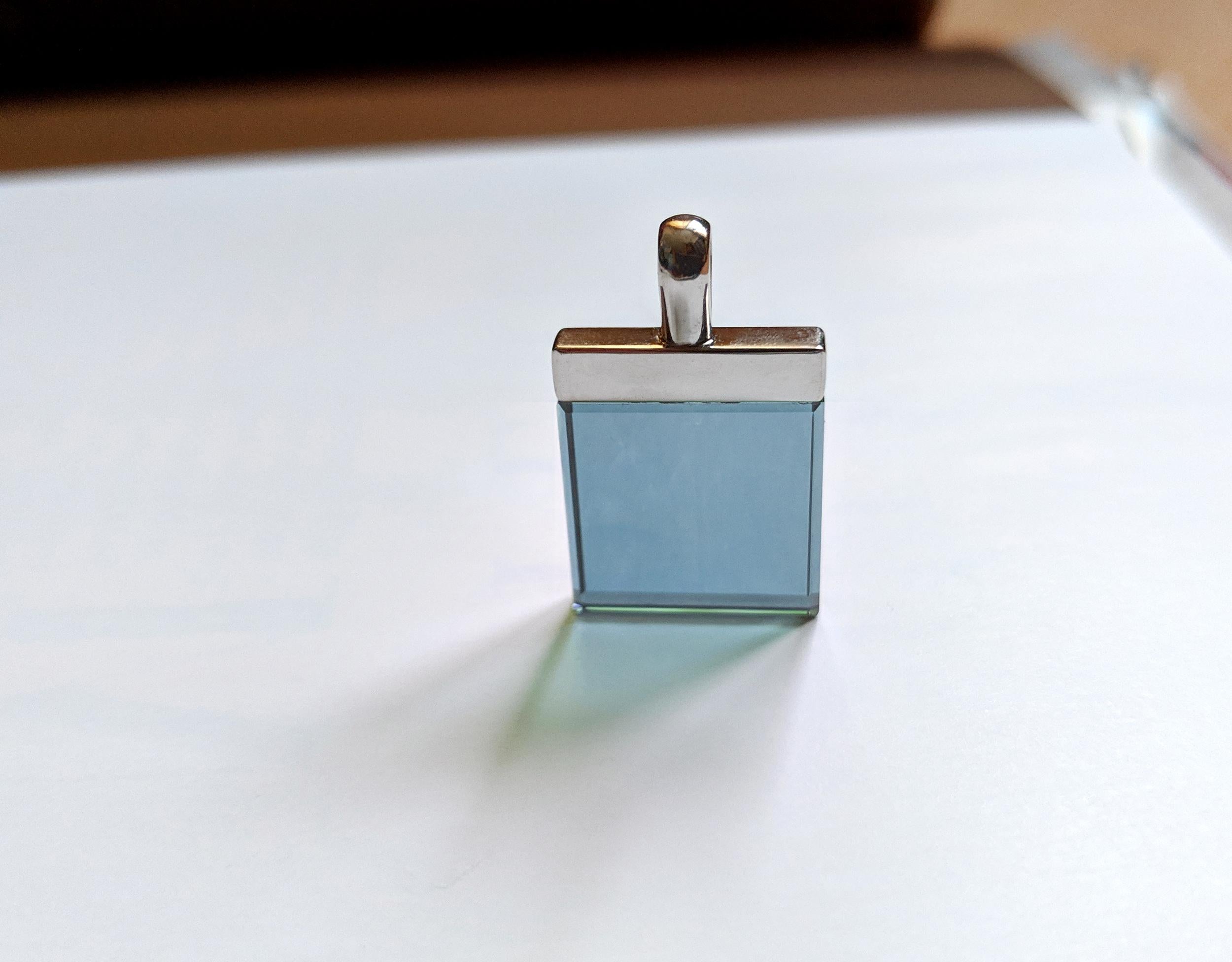 Collier pendentif minimaliste en or jaune avec quartz menthe présenté dans Vogue en vente 4