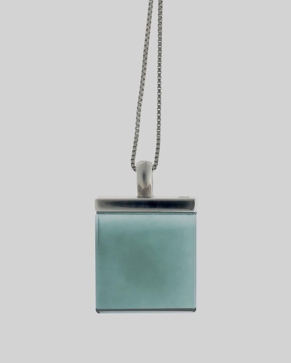 Collier pendentif minimaliste en or jaune avec quartz menthe présenté dans Vogue en vente 9
