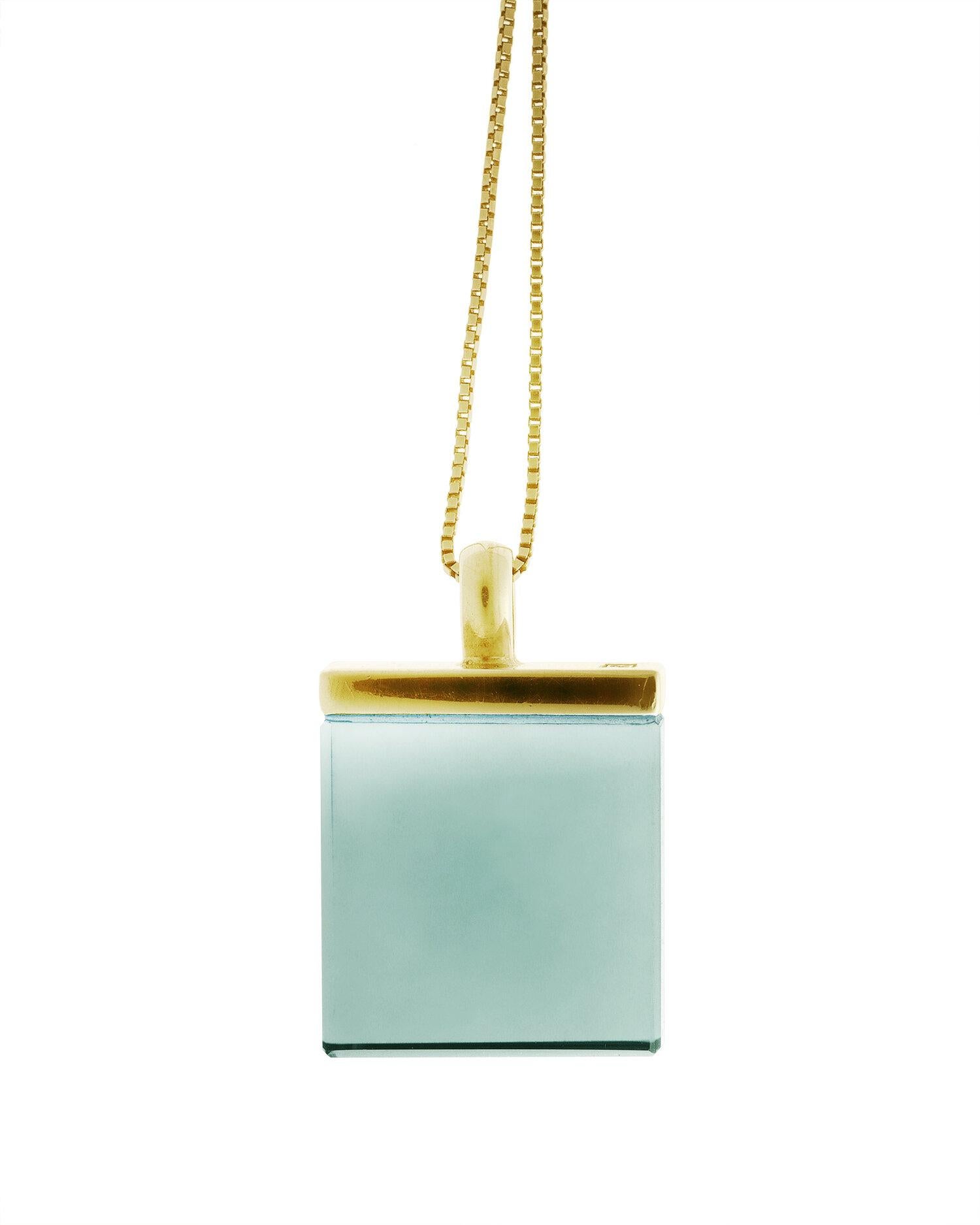 Collier pendentif minimaliste en or jaune avec quartz menthe présenté dans Vogue en vente 10