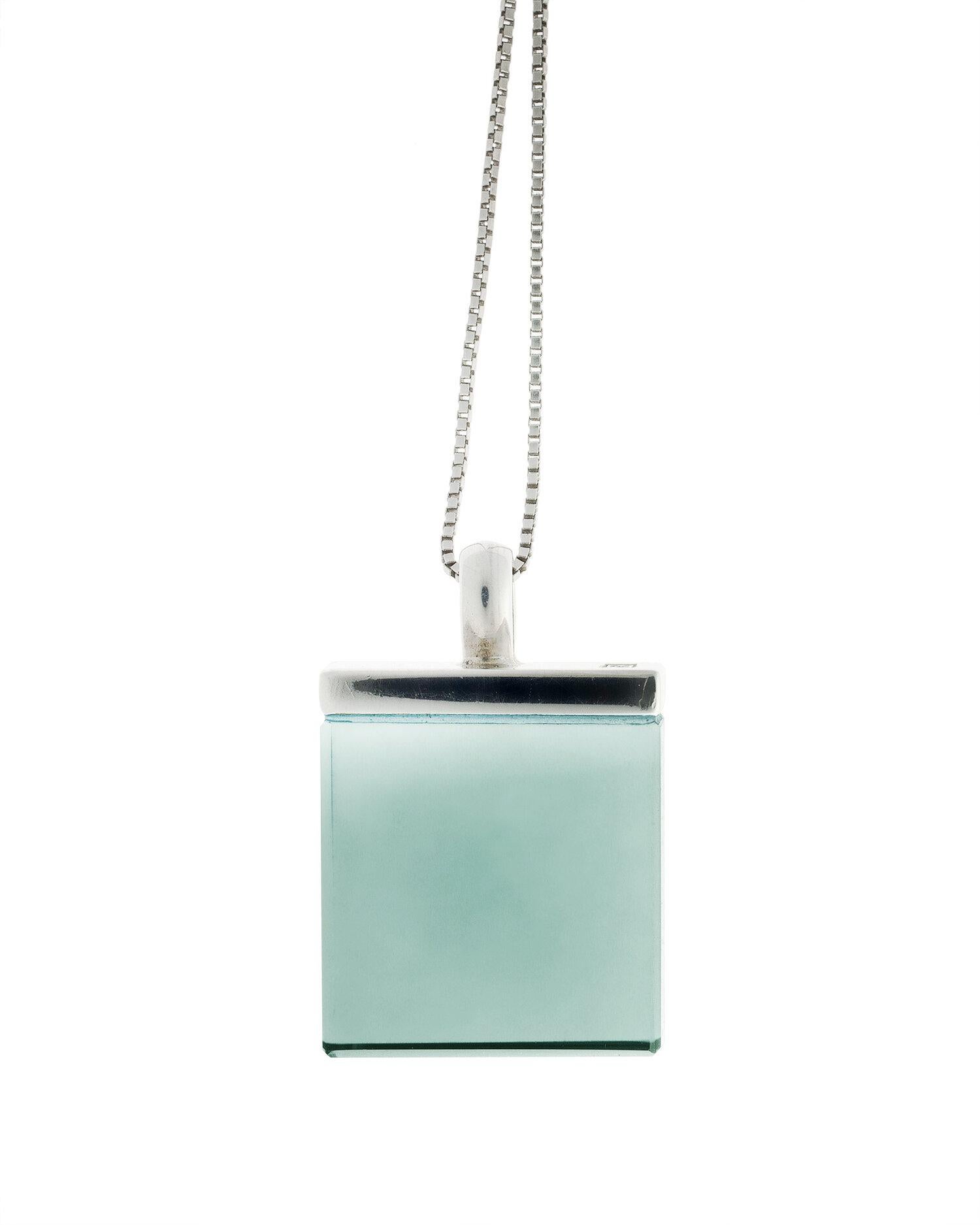 Ce collier pendentif Minimaliste de créateur est en or jaune 18 carats avec une belle prasiolite transparente de 15x15x3 mm. Le design, qui fait référence à l'art déco tout en étant contemporain, a été créé par l'artiste Polya Medvedeva pour la