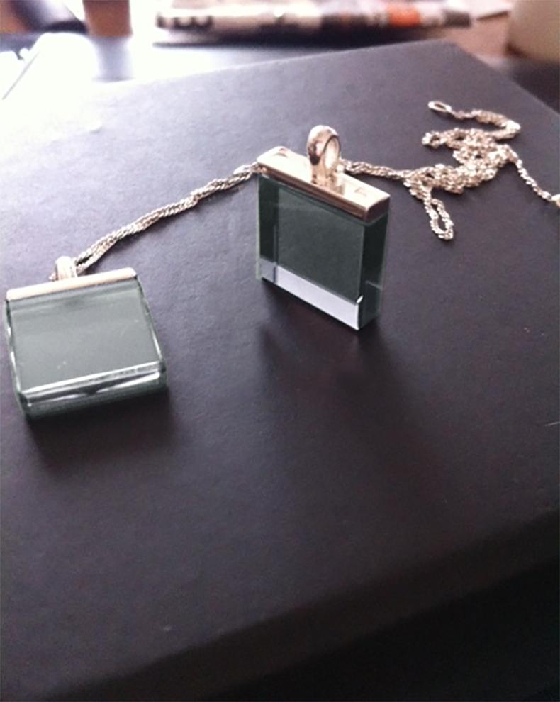 Collier pendentif minimaliste en or jaune avec quartz menthe présenté dans Vogue Unisexe en vente