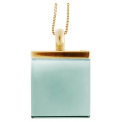 Minimalistische Halskette aus Gelbgold mit Anhänger und mintfarbenem Quarz, vorgestellt in Vogue