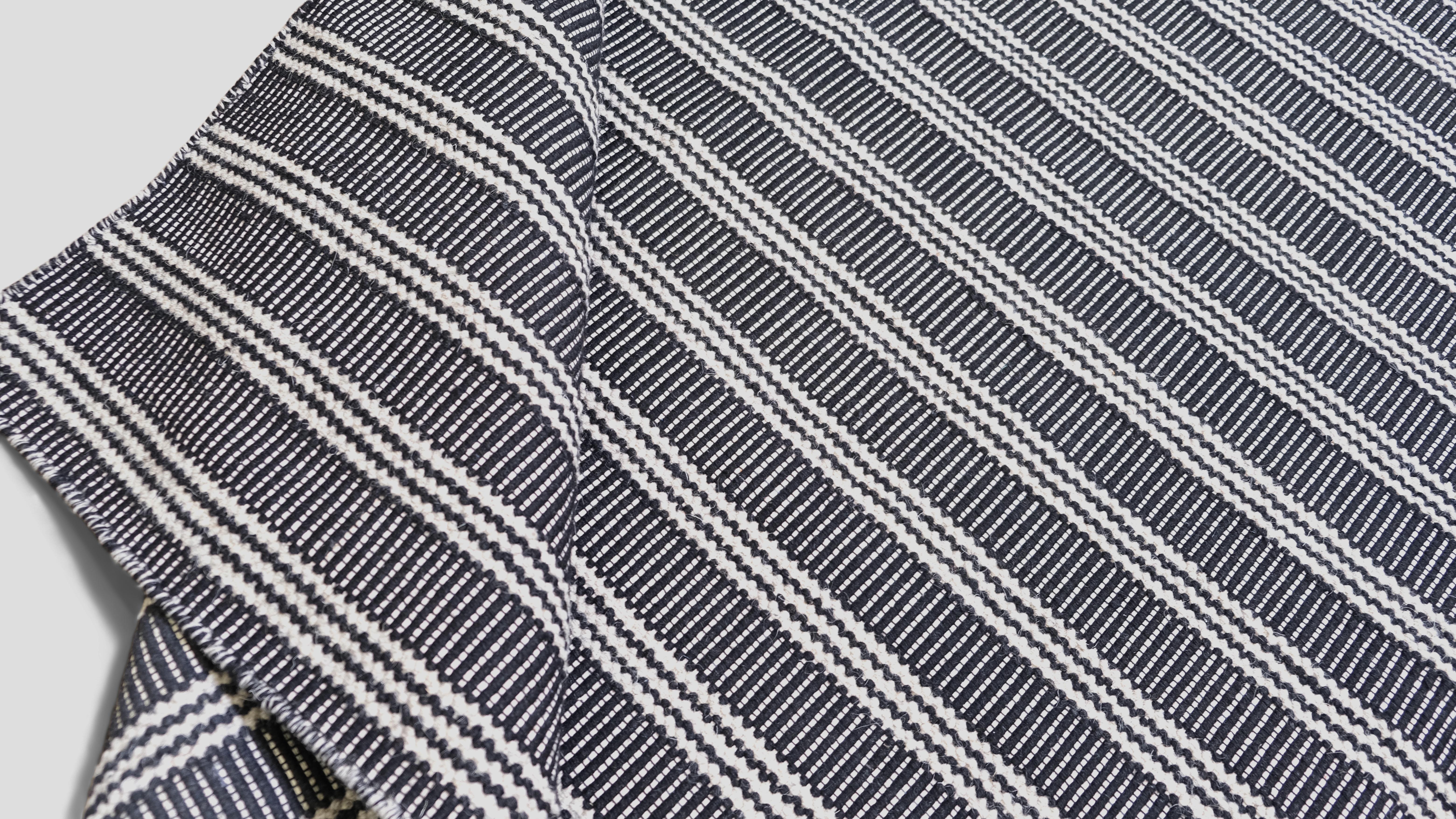 Moderno Minimilist in lana a righe nere e avorio a tessitura piatta  14'2''x17'2'' in vendita
