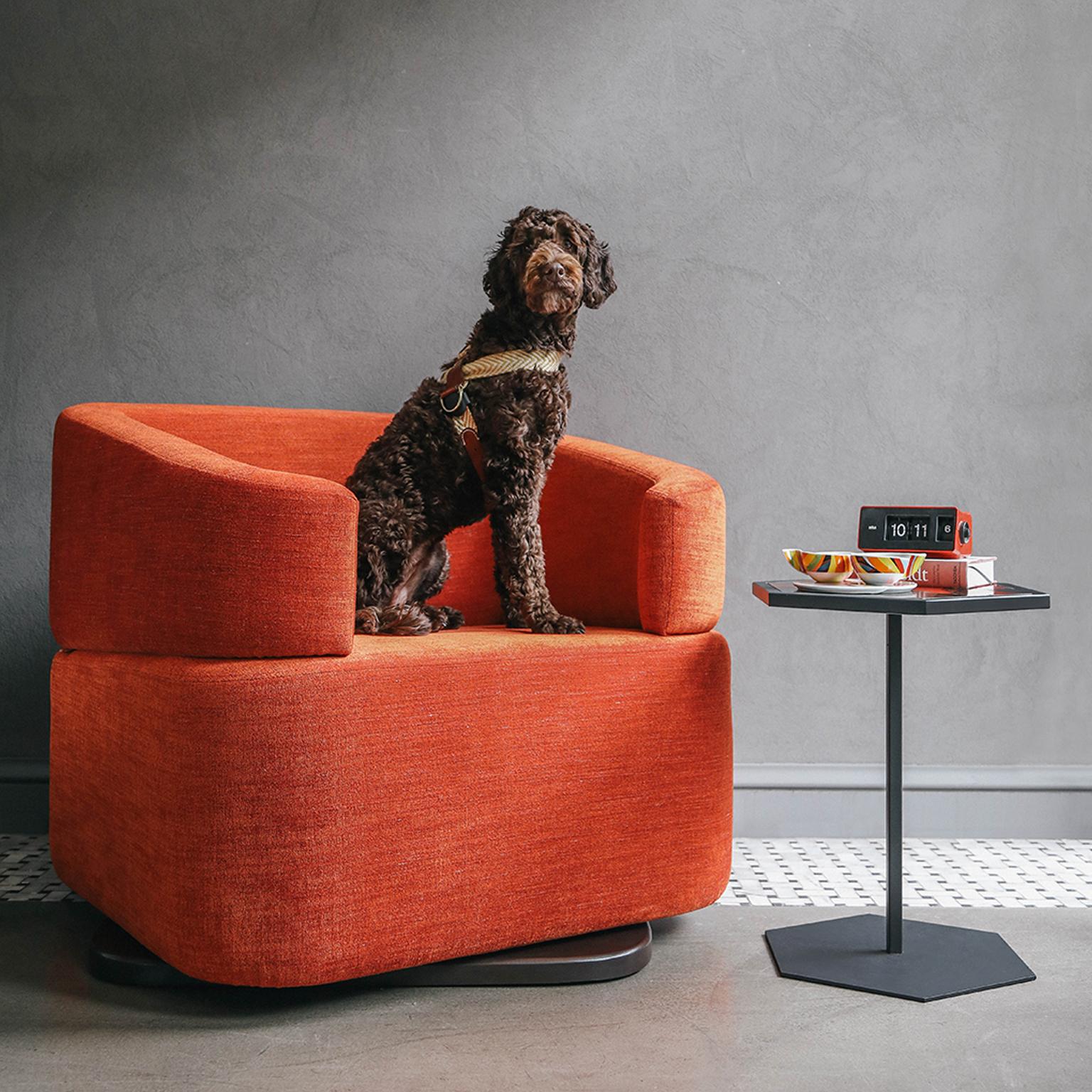 Le canapé Minio, qui vous offre une liberté de mouvement en position assise grâce à son mécanisme de rotation, révèle sa différence de conception avec la forme incurvée frappante de ses accoudoirs ...

Largeur : 87 cm (34.3 pouces)
Profondeur : 83