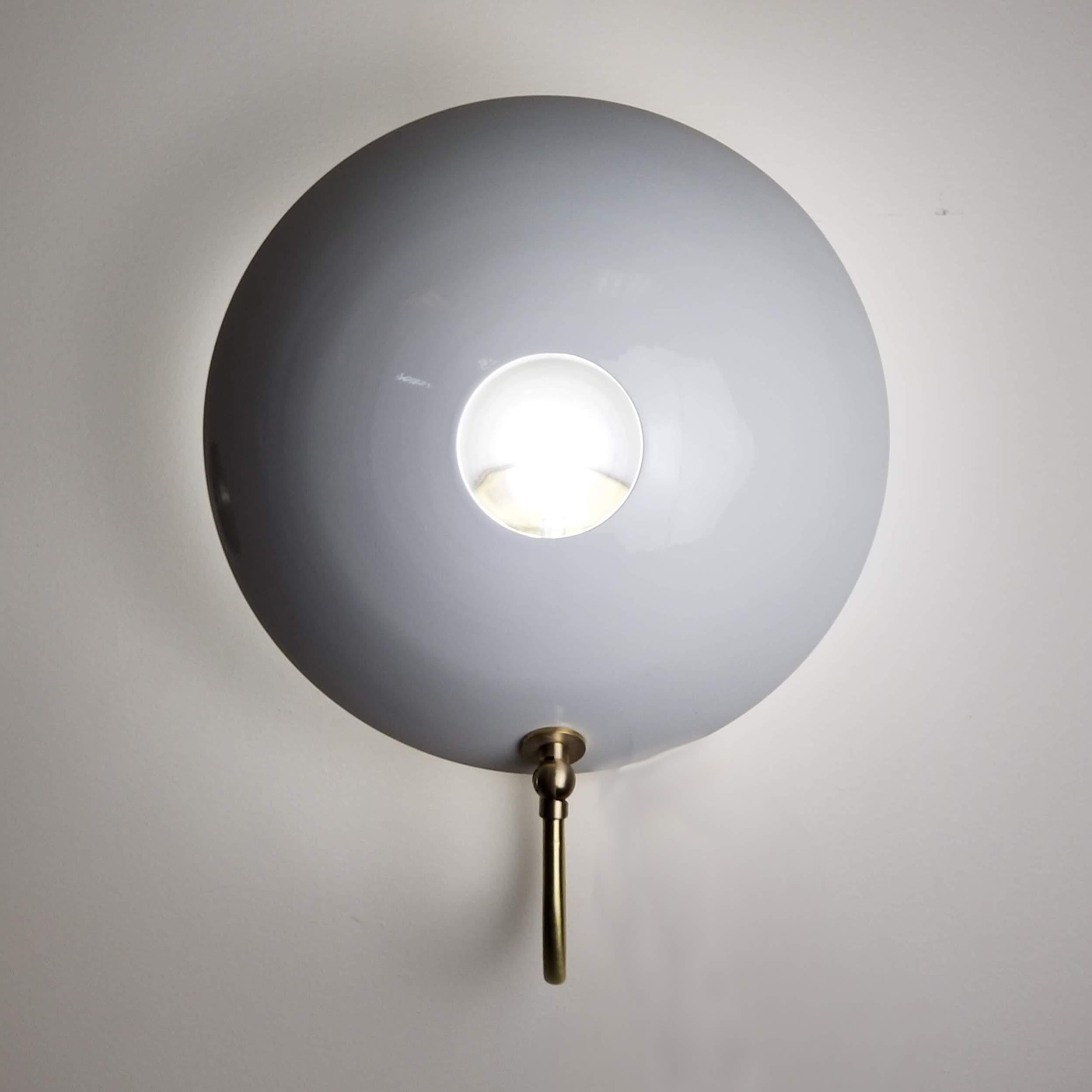 Applique MiniPOP - una versione più compatta della nostra popolarissima lampada da parete POP alta 2 metri. In ottone naturale e smalto grigio chiaro 