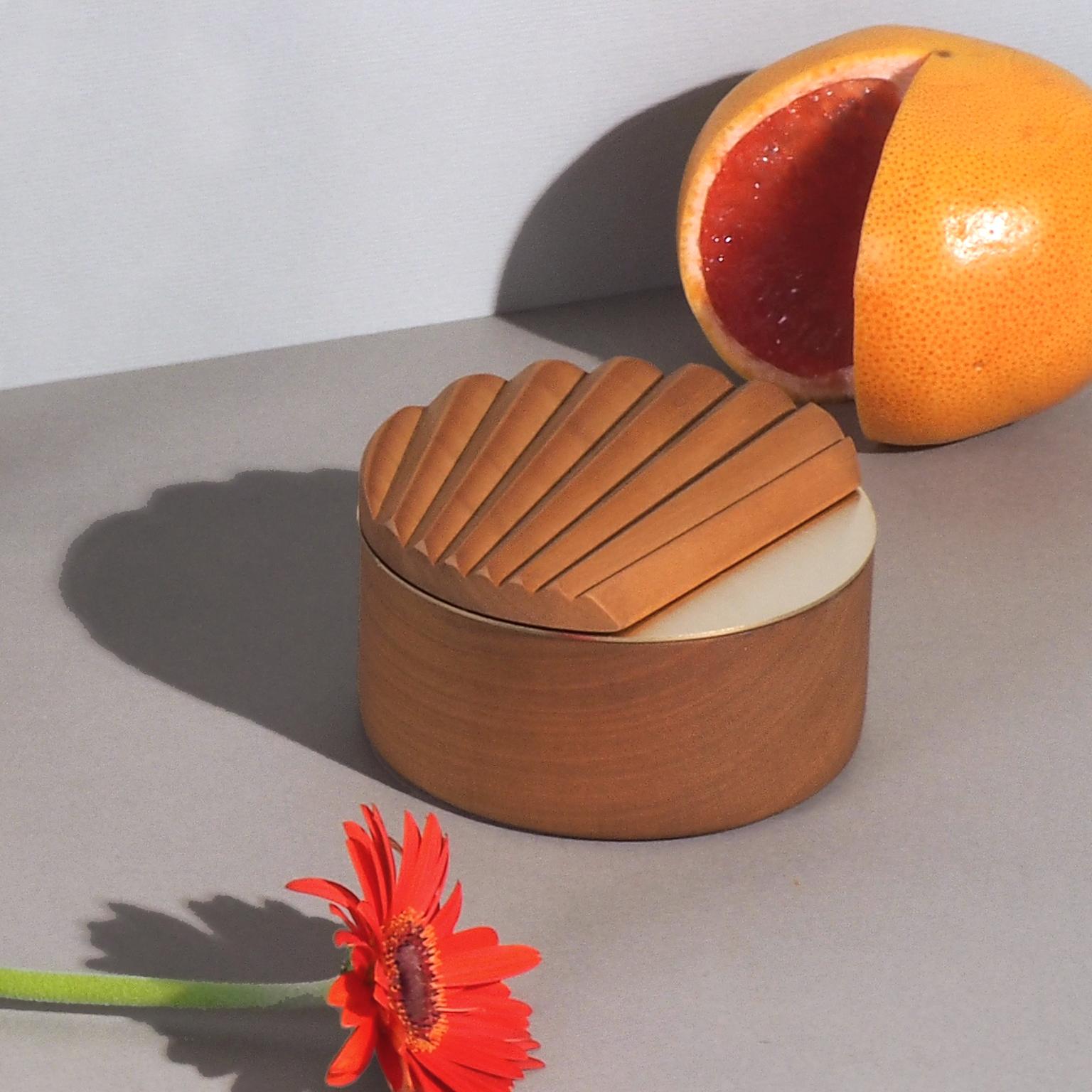 Miniporträt-Dot-Schmuckkästchenspiegel aus Kirschbaumholz und Stahlplatte von Portego (Holzarbeit) im Angebot