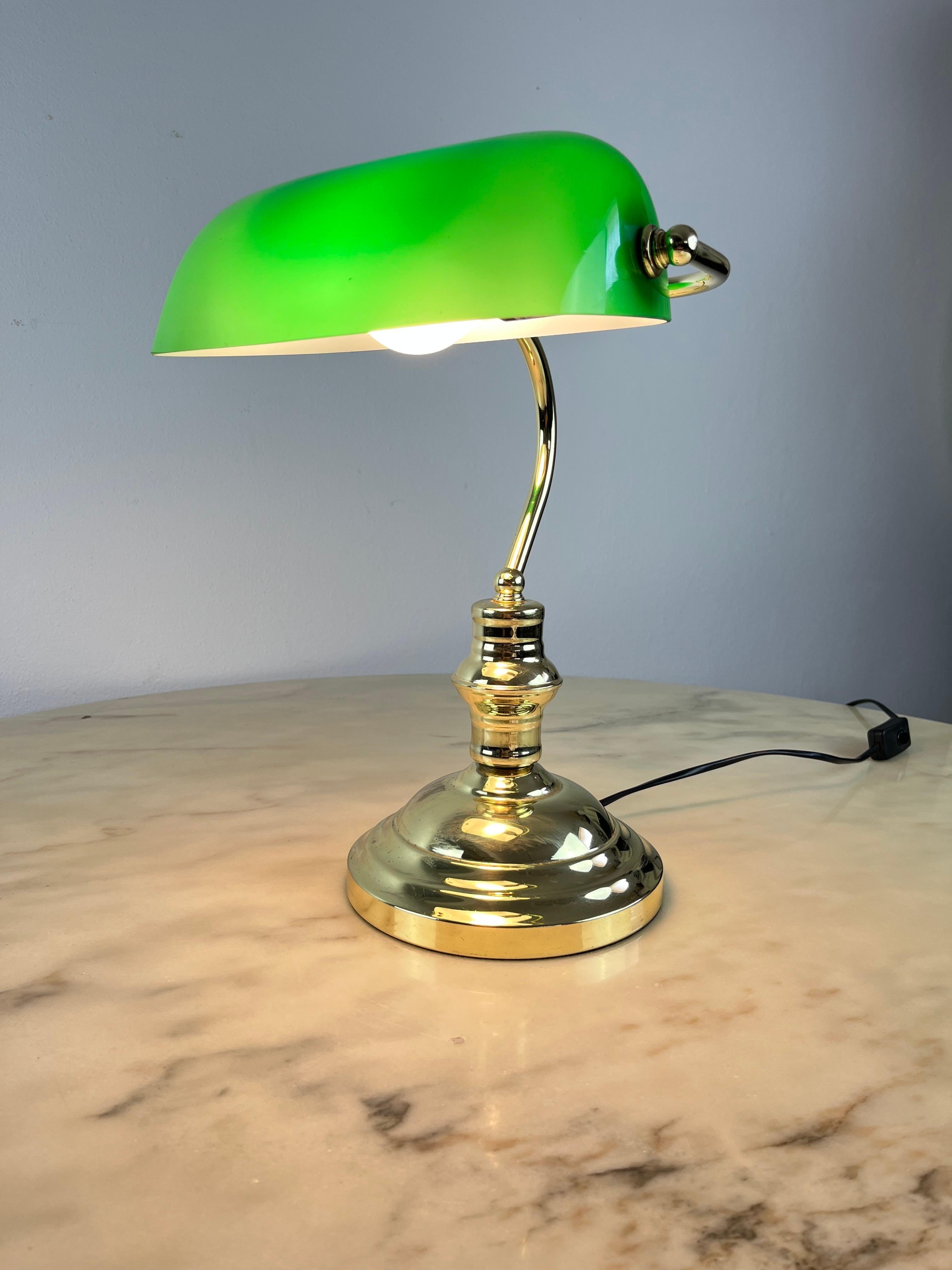 Ministeriallampe aus vergoldetem Metall und farbigem Glas, Italien, 80er Jahre
Sie wurde von meinem Großvater für seinen Schreibtisch gekauft und ist intakt und funktionstüchtig. Kleine Zeichen der Zeit.