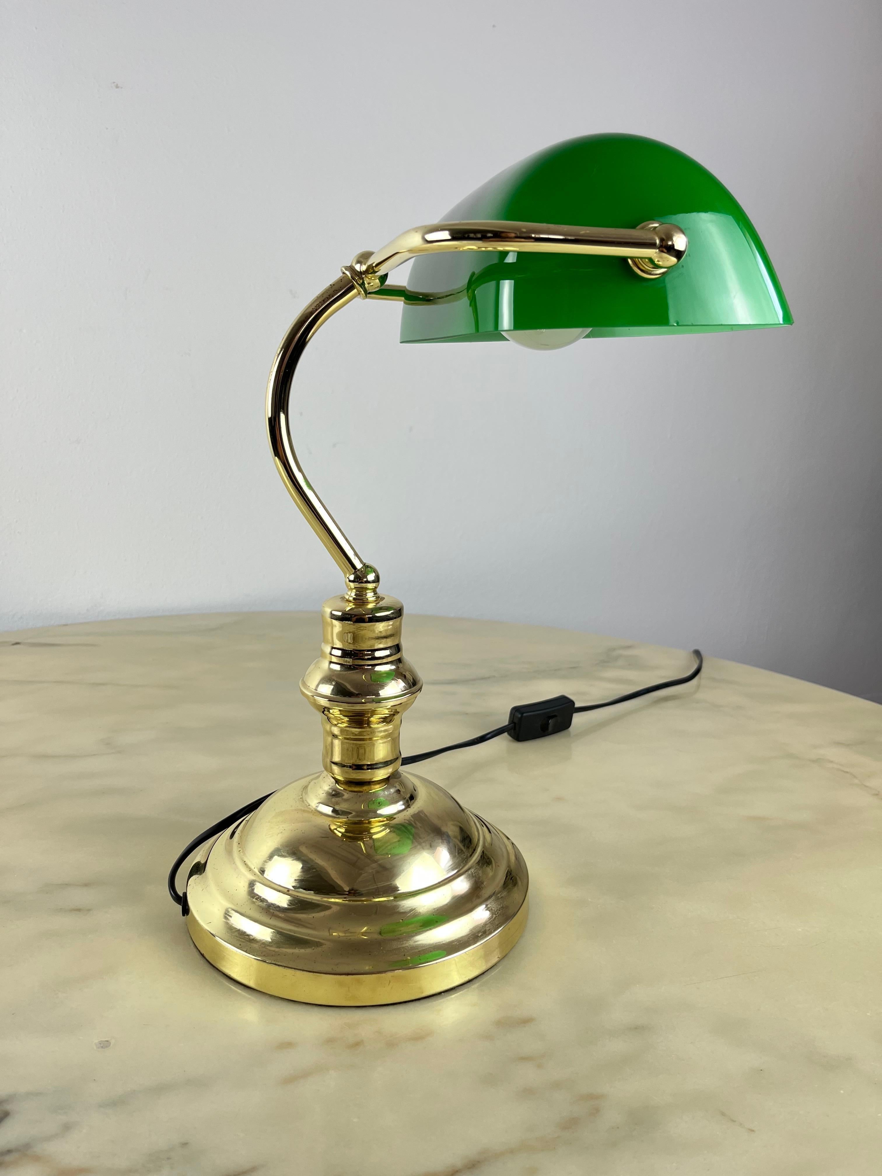 Ministeriale Lampe aus vergoldetem Metall und farbigem Glas, Italien, 80er-Jahre (Italienisch) im Angebot