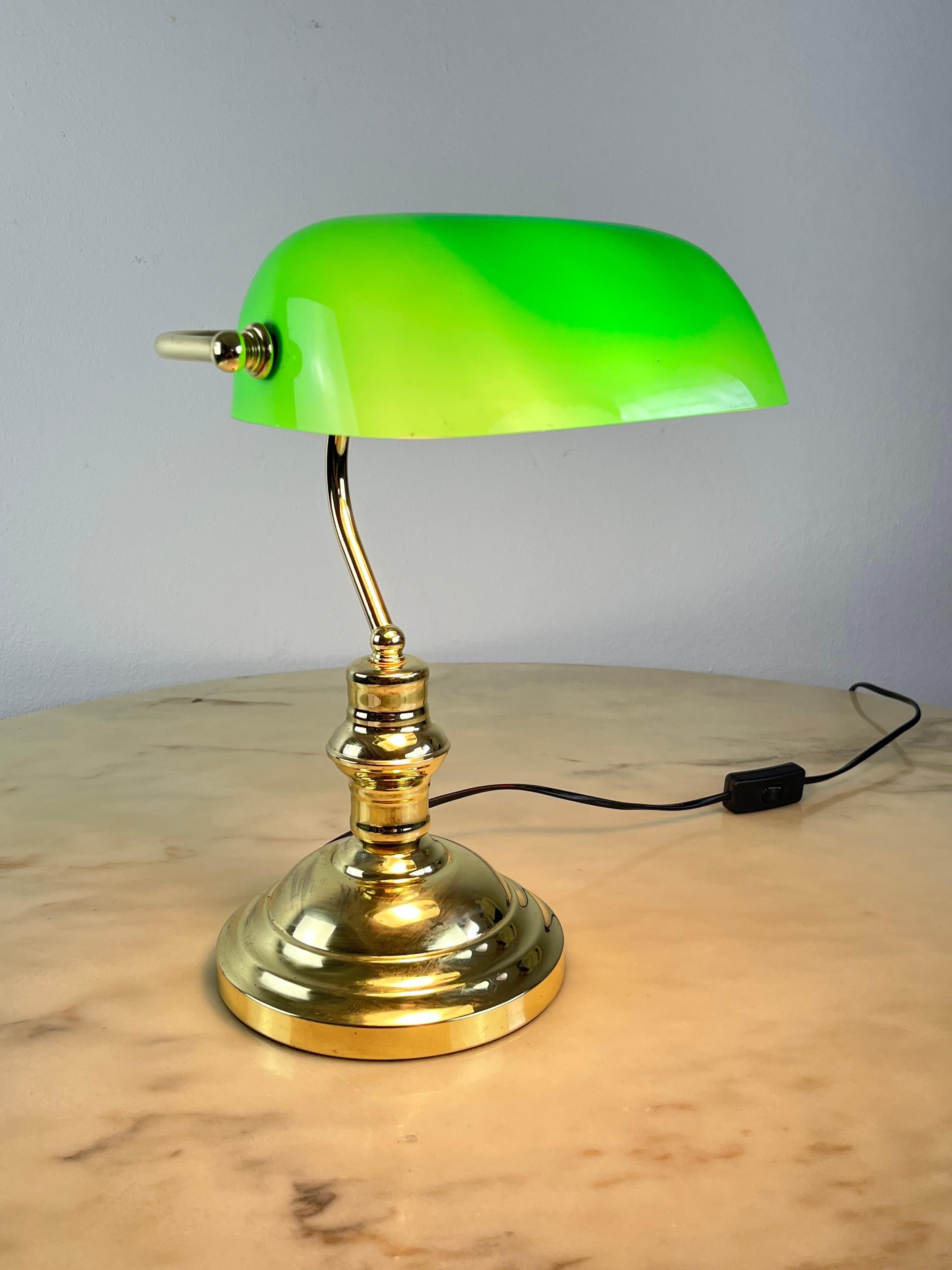 Ministeriale Lampe aus vergoldetem Metall und farbigem Glas, Italien, 80er-Jahre im Angebot 1
