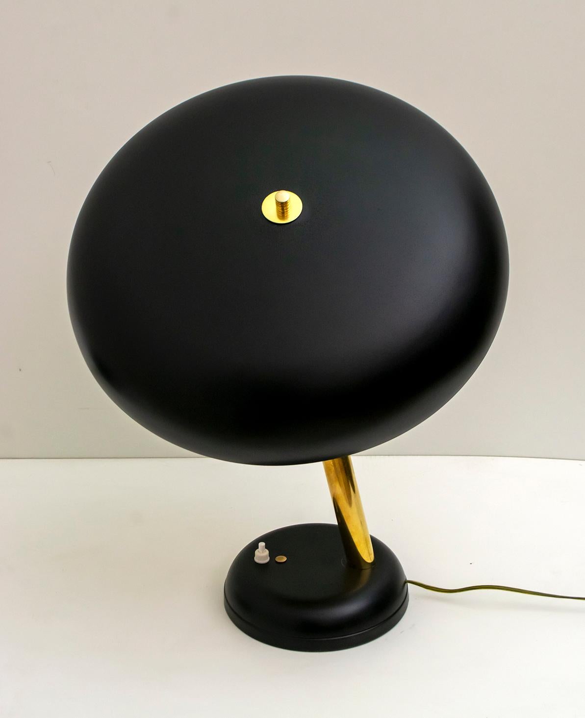 Ministerial Mid-Century Modern Italian Adjustable Brass Table Lamp, 1950s In Good Condition For Sale In Puglia, Puglia