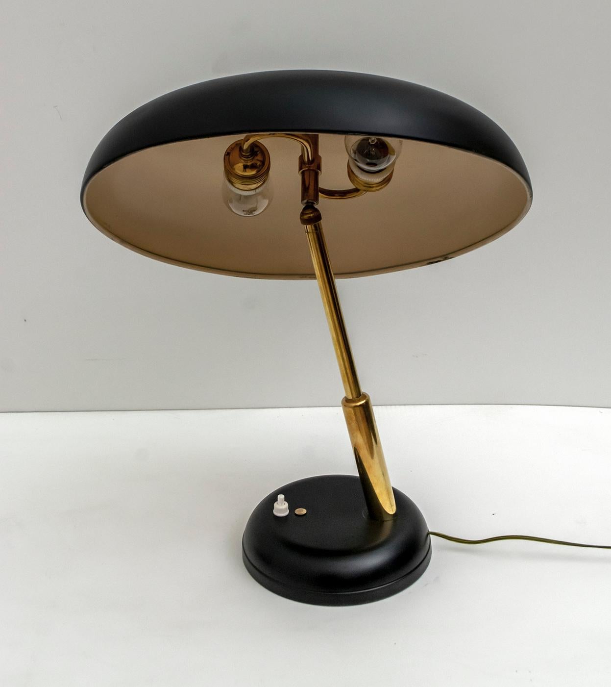 Ministeriale italienische verstellbare Messing-Tischlampe, Mid-Century Modern, 1950er Jahre (Italienisch) im Angebot