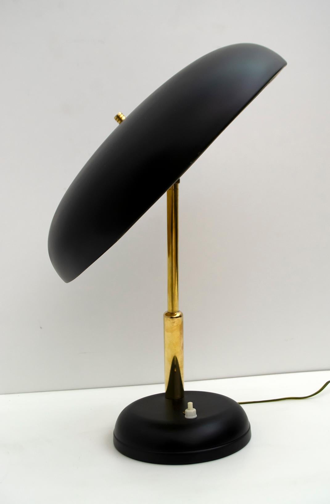 Aluminium Lampe de bureau ministérielle italienne réglable en laiton de style mi-siècle moderne, années 1950 en vente