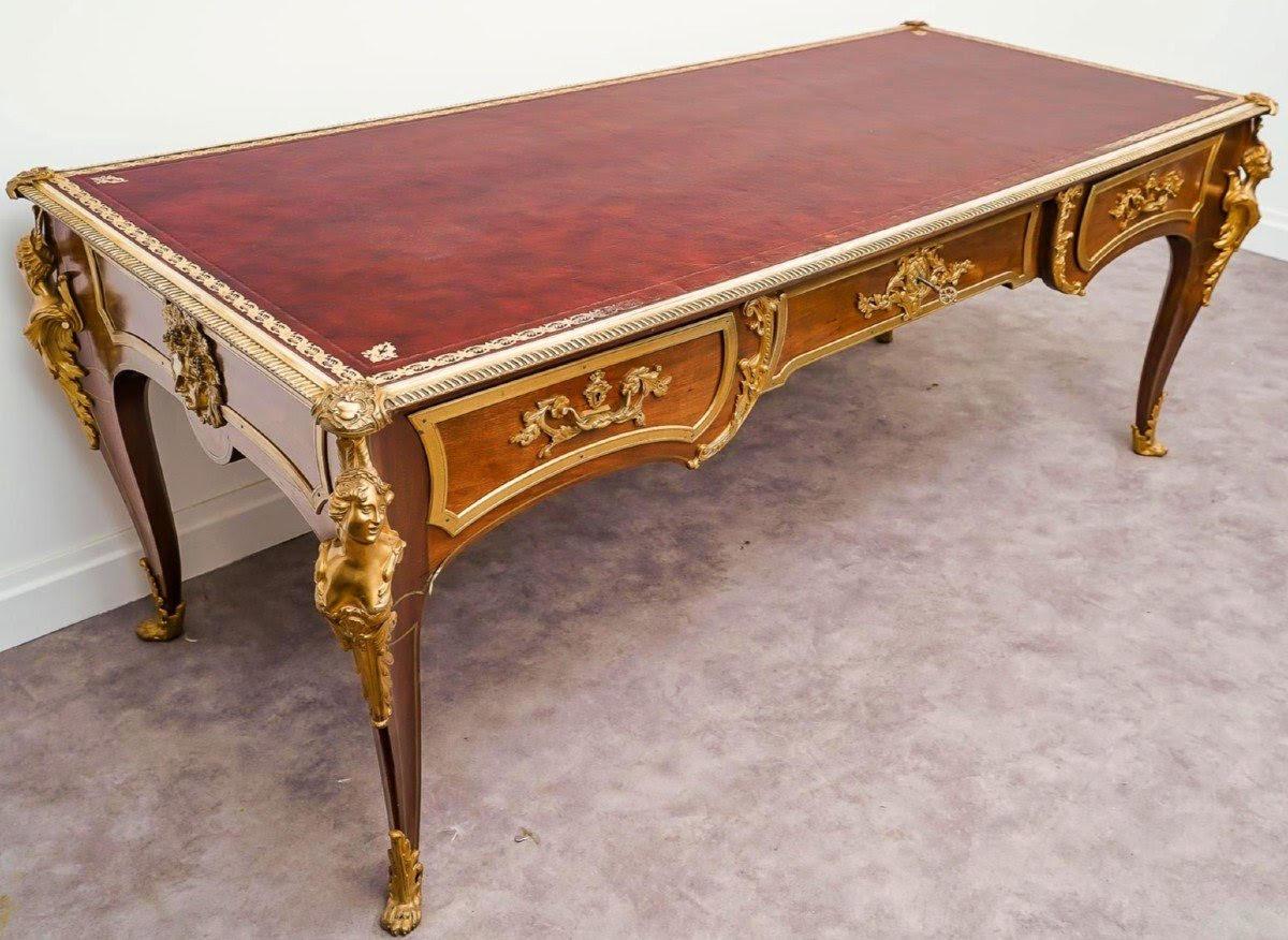 Minister's desk, Regence style, late 19th century or early 20th century.

Large Minister's desk with gilt bronze and gold embossed leather decoration, Regency style, late 19th century or early 20th century.
h: 79cm, w: 206cm, d: 93cm
