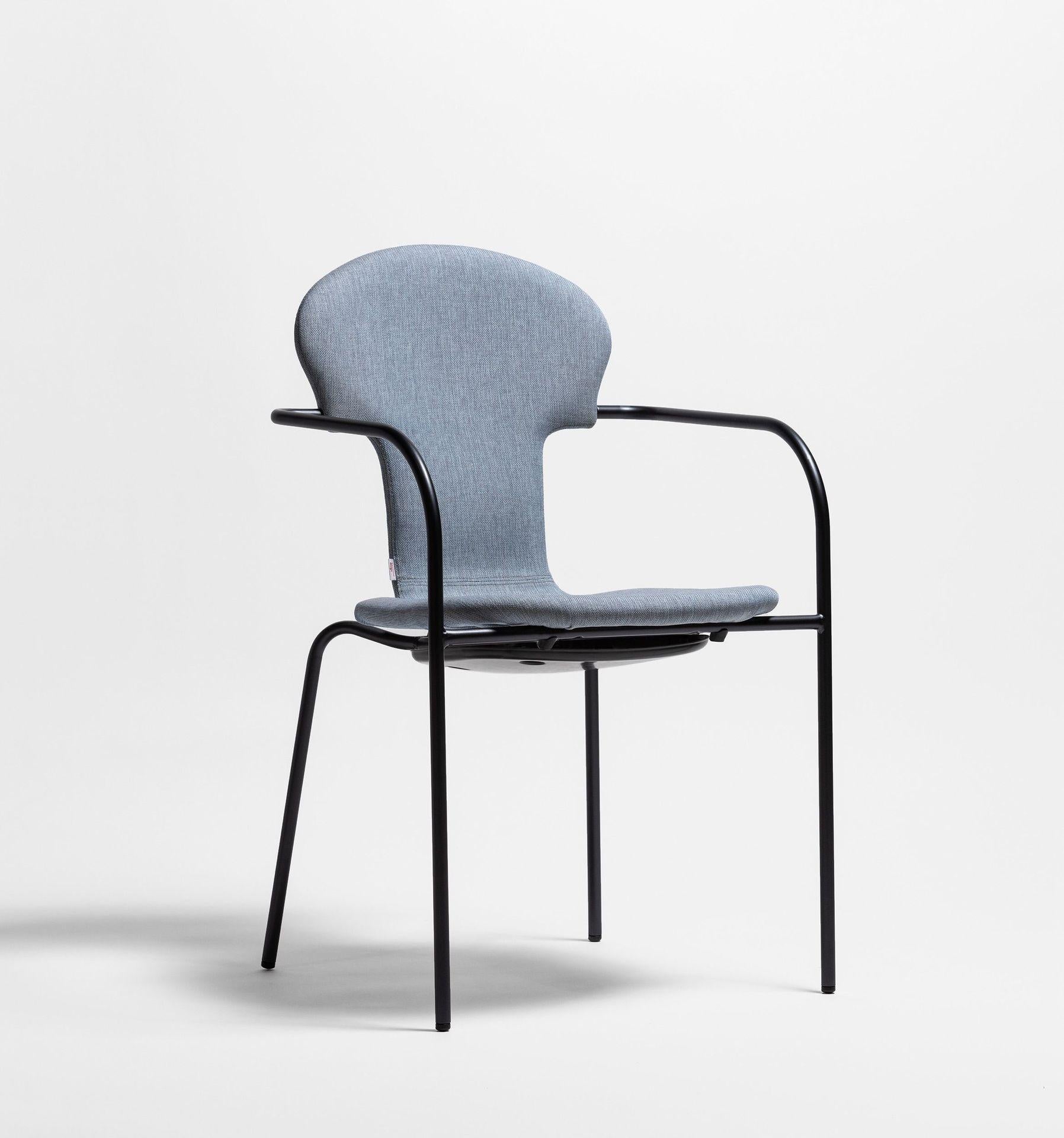 Minivarius blauer stuhl by Oscar Tusquets
Abmessungen: T 53 x B 52 x H 82 cm 
MATERIALIEN: Struktur aus anodisch schwarz lackiertem Stahlrohr. Ein einteiliger Sitz aus gasinjiziertem Polypropylen in Schwarz oder Weiß. Auch in einer gepolsterten
