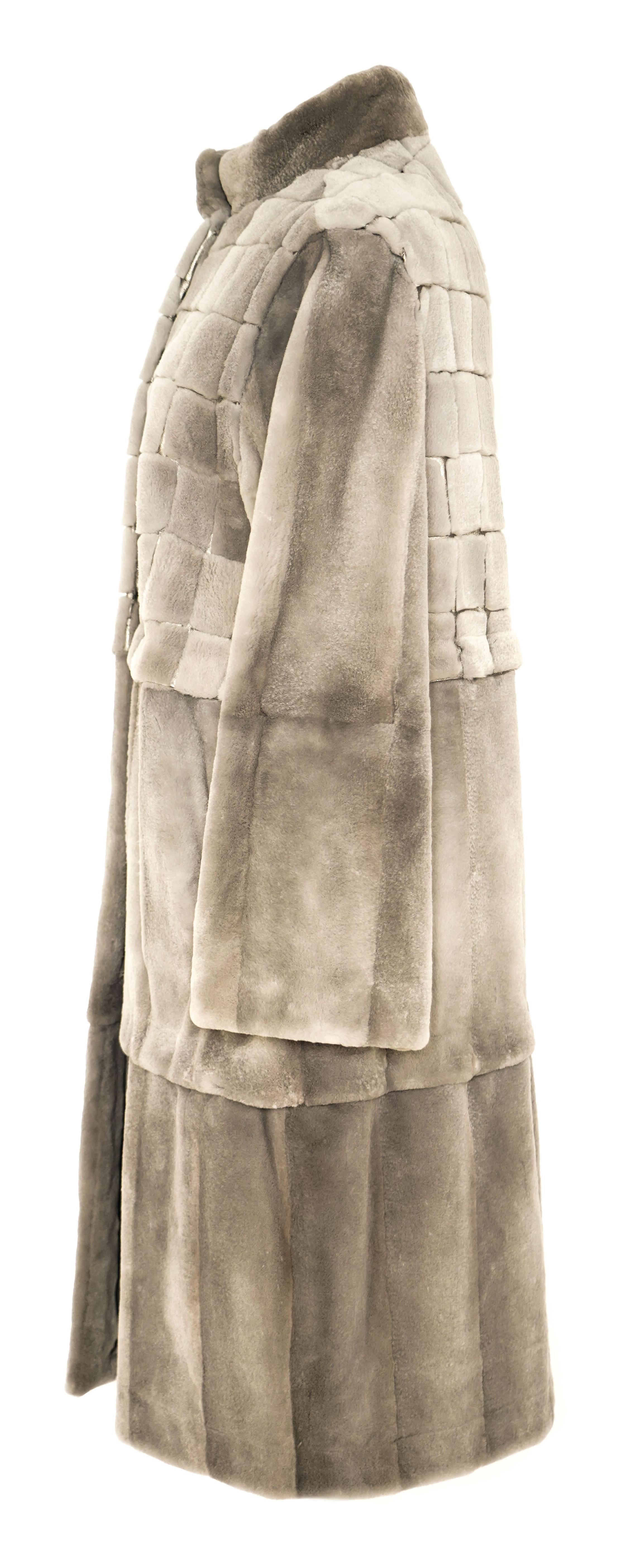 Shaved mink coat. 100% silk detachable lining.
Color: natural grey.