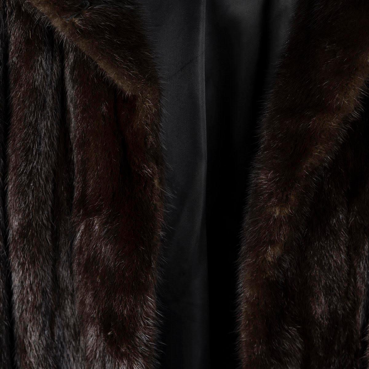 Mink coat, XXIst century.

Mink coat in very good condition, impeccable lining, 21st century.
H: 132cm, W: 50cm, D: 10cm