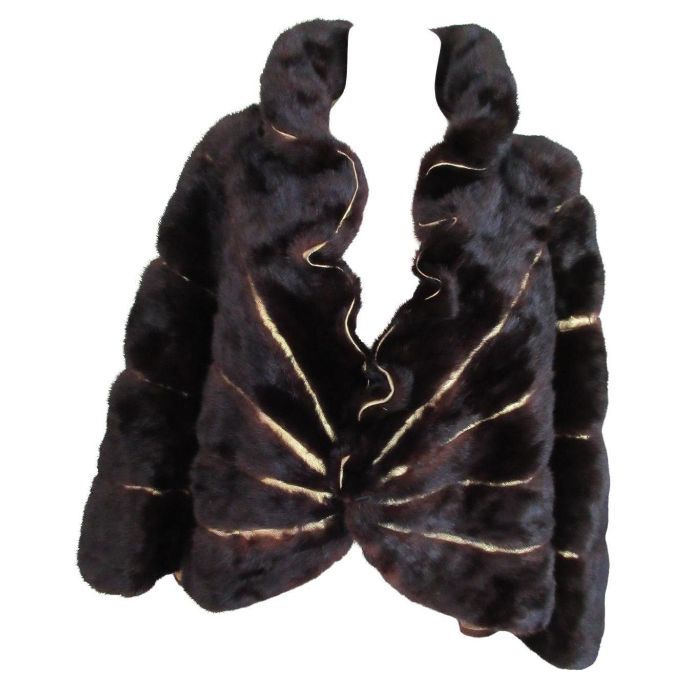 Étole en fourrure de vison, cuir brun et or