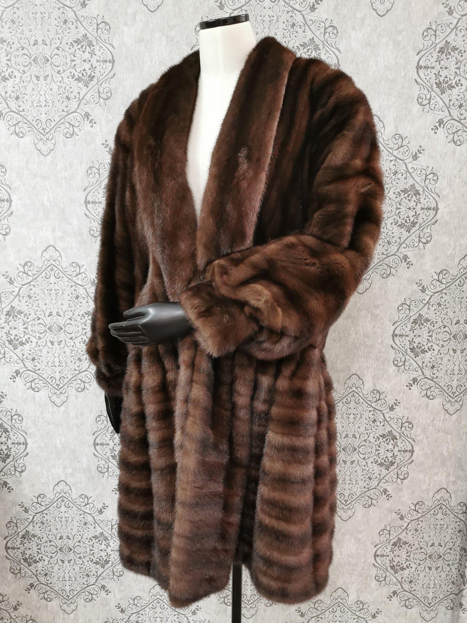 Unused demi buff wide sweep swing Mink fur coat size 10-12 In Excellent Condition In Montreal, Quebec