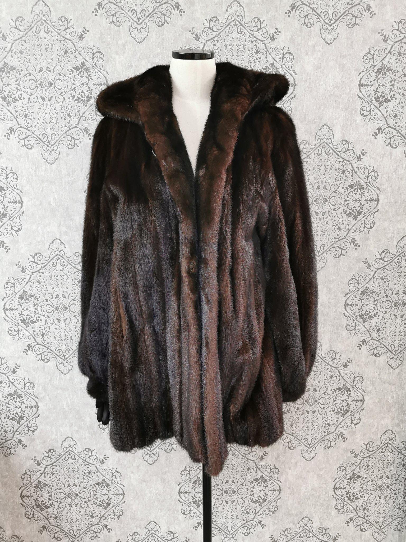 Mink fur coat with a hoodie size 20 In Excellent Condition For Sale In Montreal, Quebec