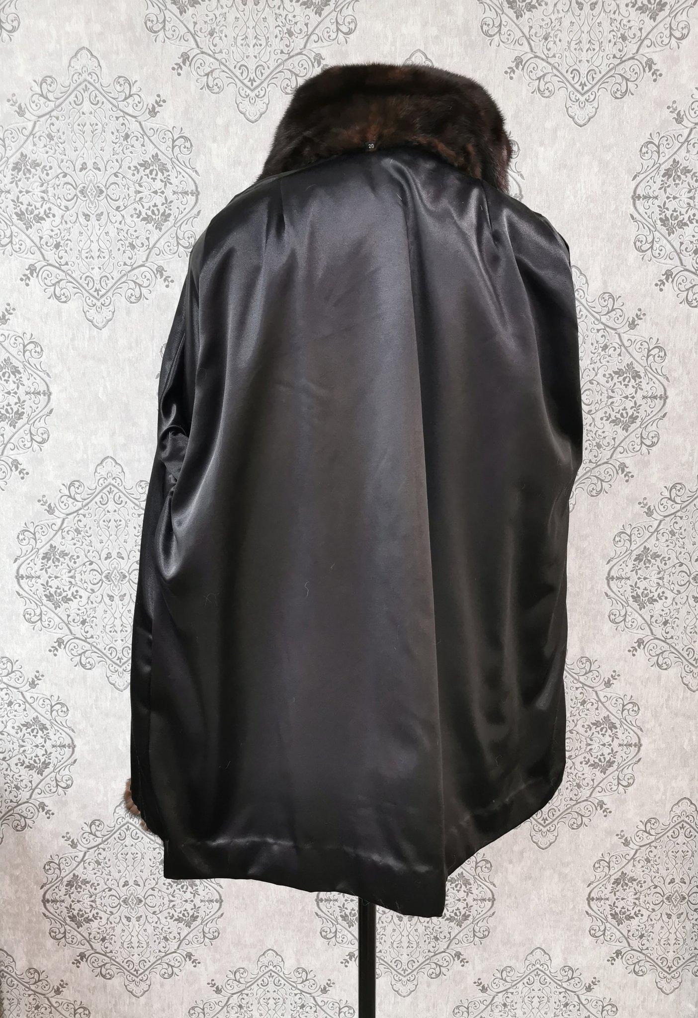 Manteau en fourrure de vison avec un sweat à capuche taille 20 en vente 3