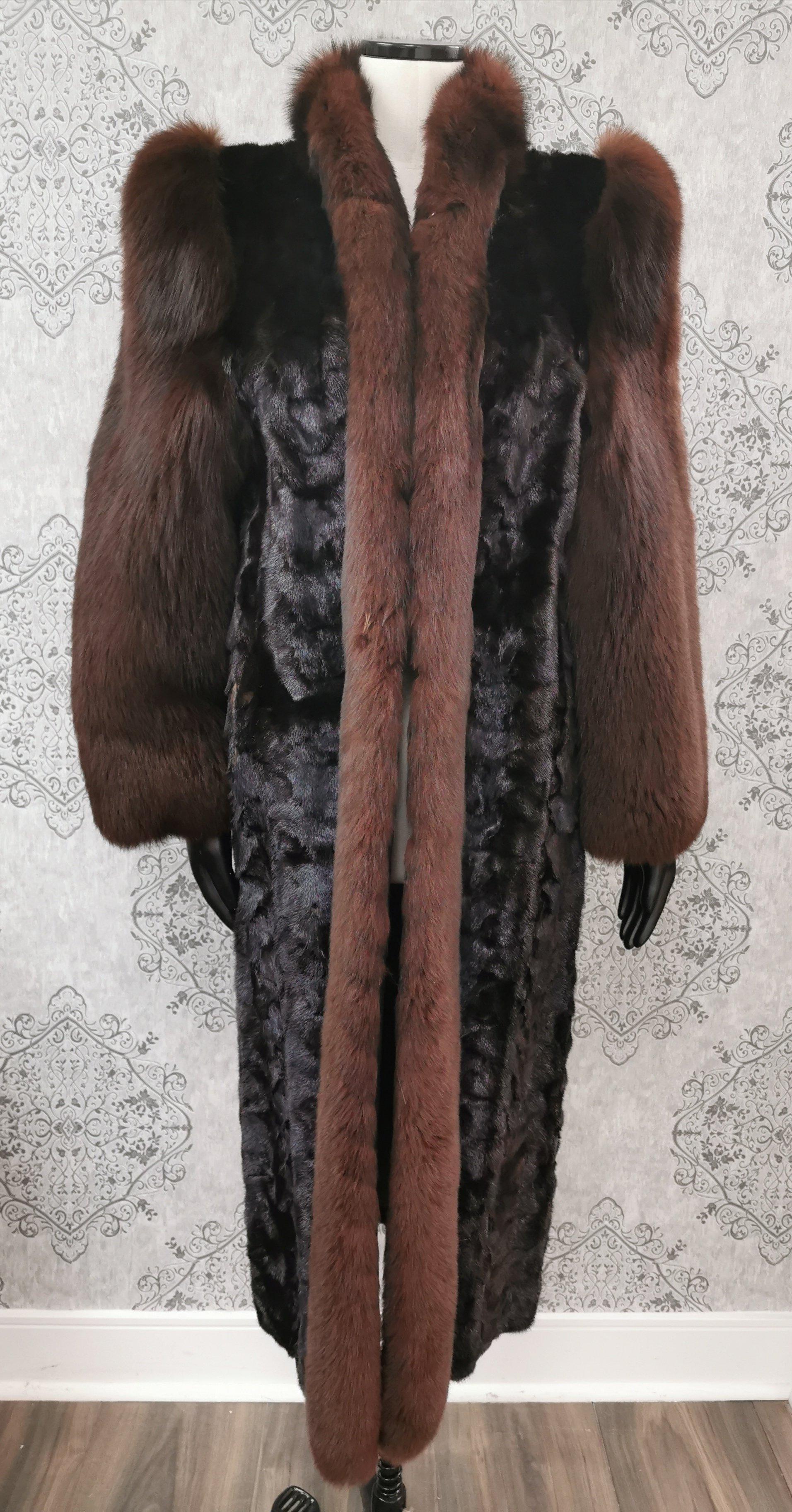 PRODUCT DESCRIPTION:

Pre-owned glamorous Mahogany mink fur coat with dyed shadow fox fur trims in collar and sleeves

Condition: Pristine

Closure: Hooks & Eyes

Color: Mahogany and 

Material: Demi Buff Mink

Garment type: Mid-Length