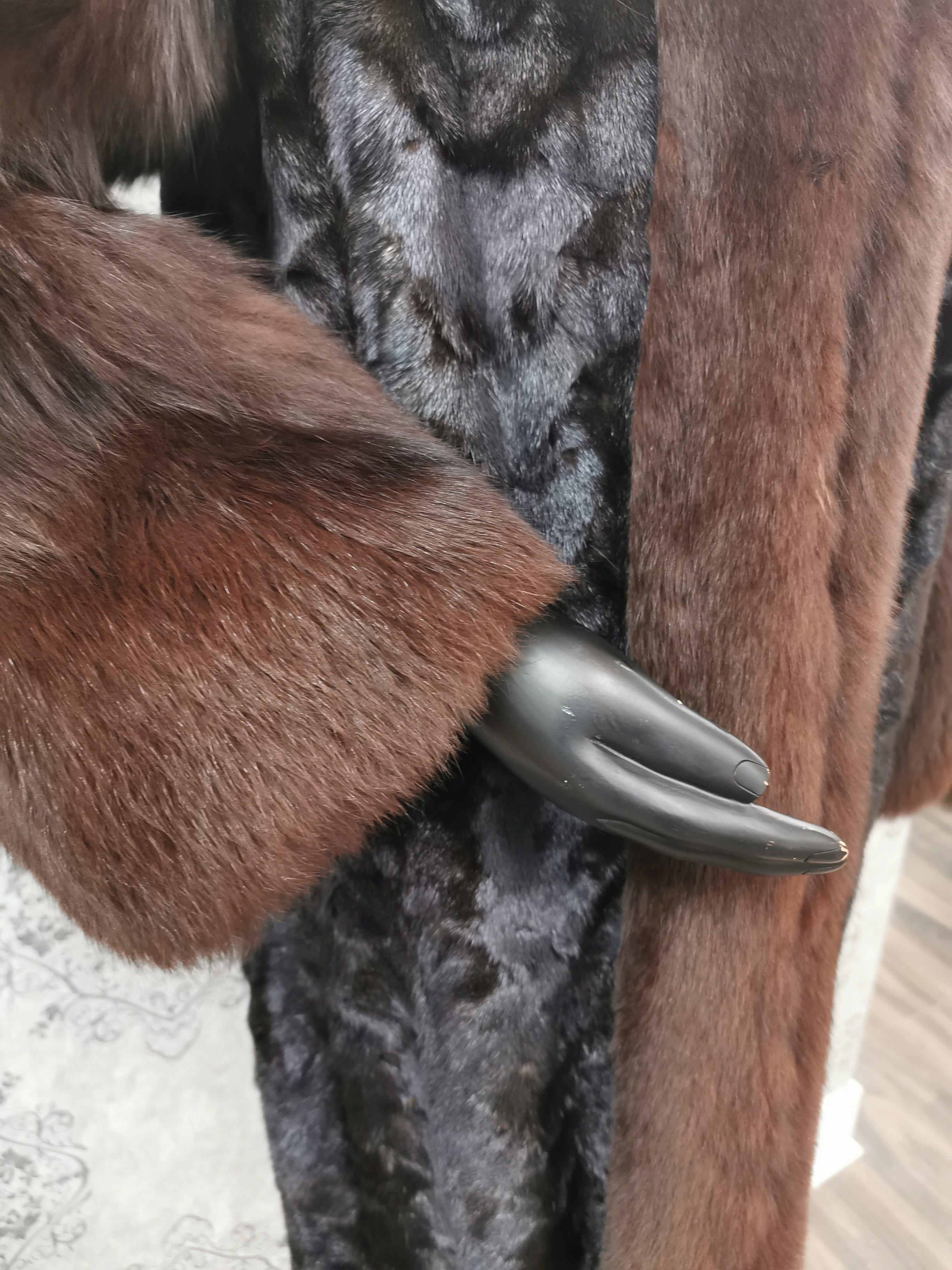 Pre-owned Mink Fur Coat with Shadow Fox Fur Trim and Sleeves (Size 10-M) In Excellent Condition In Montreal, Quebec