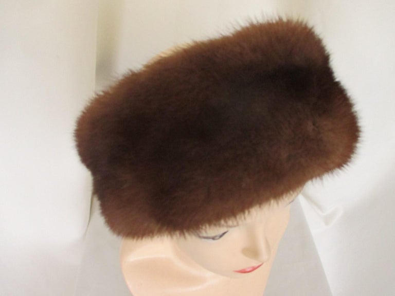 Vintage head band made from soft quality brown mink fur
with little stretch band in center
Circumference about 57 / 58 cm -  22.44/ 22.83 inch

Please note that vintage items are not new and therefore might have minor imperfections.